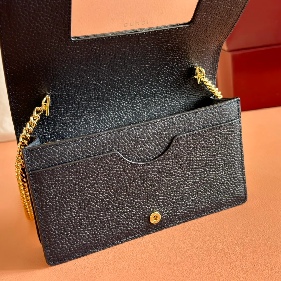 p660. 📣📣📣【Combined with original counter packaging】GG Marmont series This GG Marmont series chain bag is made of classic and durable black leather, adding another classic to the "Aria-Fashion Aria" series. The Double G accessory originates from the belt buckle design of the 1970s, and is reinterpreted on this wallet in tone-on-tone resin. The classic design is combined with a monochromatic color scheme to highlight the modern fashion style. Model: 497985. Size: 20*12.5*4cm. Color: pvc blue