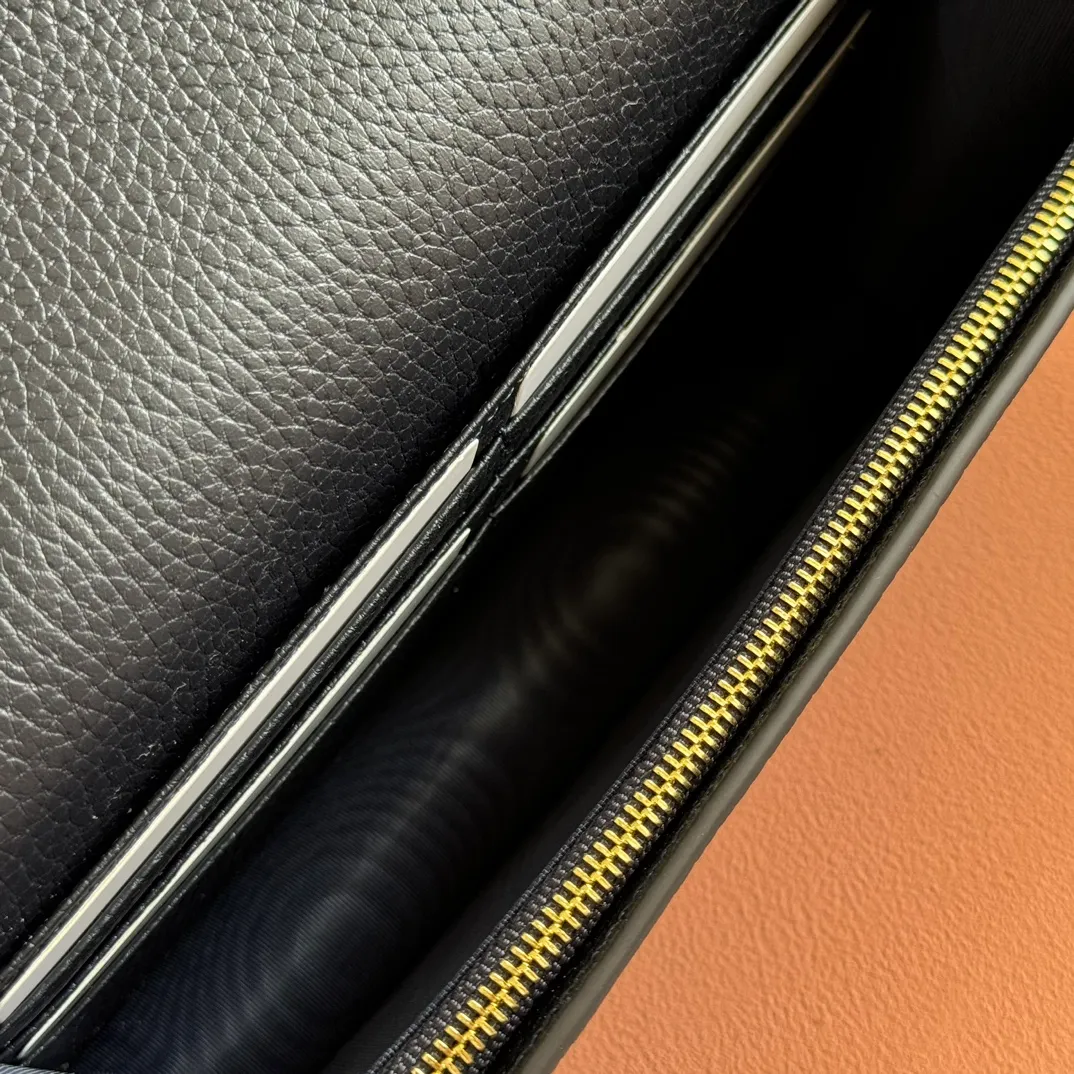 p660. 📣📣📣【Combined with original counter packaging】GG Marmont series This GG Marmont series chain bag is made of classic and durable black leather, adding another classic to the "Aria-Fashion Aria" series. The Double G accessory originates from the belt buckle design of the 1970s, and is reinterpreted on this wallet in tone-on-tone resin. The classic design is combined with a monochromatic color scheme to highlight the modern fashion style. Model: 497985. Size: 20*12.5*4cm. Color: pvc blue