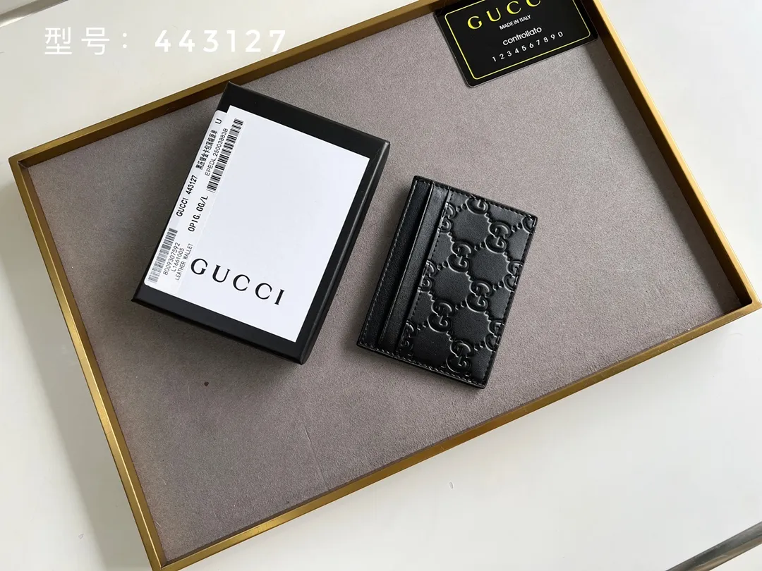 💰100 Top original version💎 GG big G embossed # GUCCI new card holder Genuine card bag, real photo G embossed/full leather. 😘Made of Gucci Signature material, hot-pressed and exquisitely printed💯Made with top-notch overseas hardware! Style number: 233166/443127 Size: W10xH7cm.