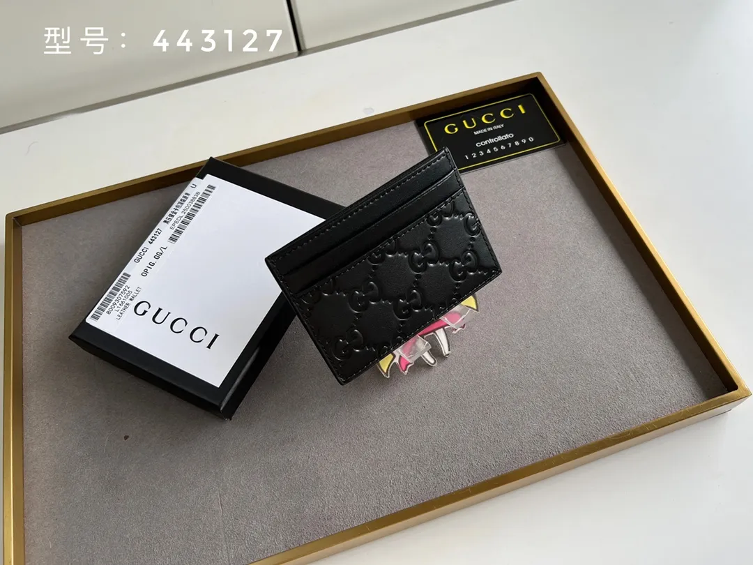 💰100 Top original version💎 GG big G embossed # GUCCI new card holder Genuine card bag, real photo G embossed/full leather. 😘Made of Gucci Signature material, hot-pressed and exquisitely printed💯Made with top-notch overseas hardware! Style number: 233166/443127 Size: W10xH7cm.