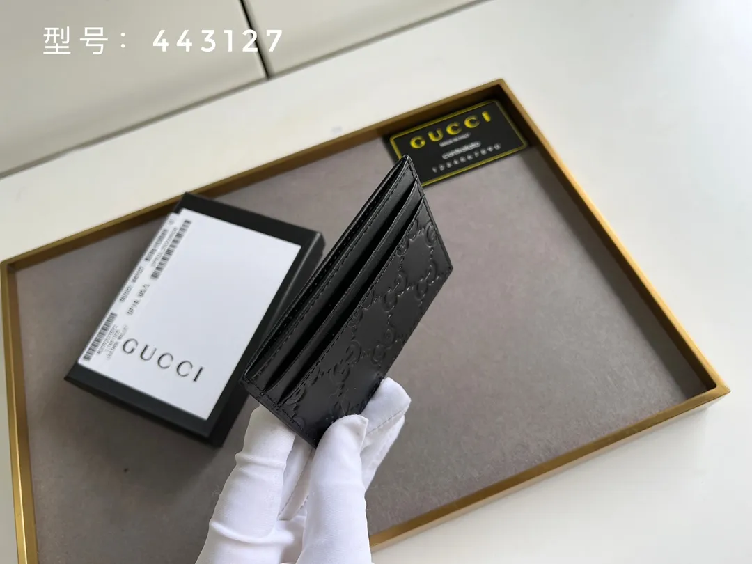 💰100 Top original version💎 GG big G embossed # GUCCI new card holder Genuine card bag, real photo G embossed/full leather. 😘Made of Gucci Signature material, hot-pressed and exquisitely printed💯Made with top-notch overseas hardware! Style number: 233166/443127 Size: W10xH7cm.