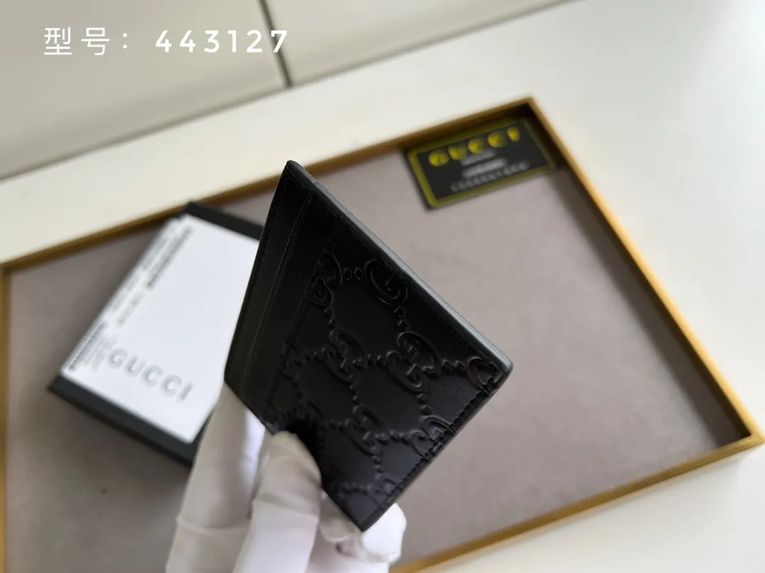 💰100 Top original version💎 GG big G embossed # GUCCI new card holder Genuine card bag, real photo G embossed/full leather. 😘Made of Gucci Signature material, hot-pressed and exquisitely printed💯Made with top-notch overseas hardware! Style number: 233166/443127 Size: W10xH7cm.