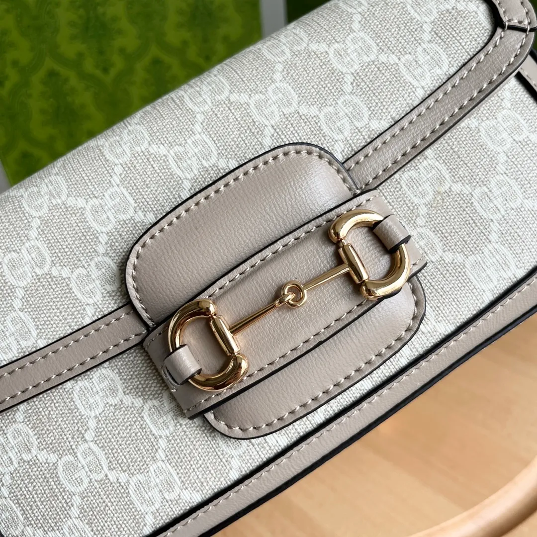Actual shot #💰280 Style number: 735178 Oats Size: 24✖️13.5✖️7.5cm Gucci Horsebit 1955 Baguette Xiaohongshu’s new backpack has 2 shoulder straps and can be carried in the hand, cross-body or under the armpit. It is flatter and longer than the regular 1955 saddle bag. The chain is very textured. It is perfect for taking pictures when going out👍