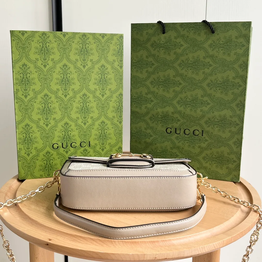 Actual shot #💰280 Style number: 735178 Oats Size: 24✖️13.5✖️7.5cm Gucci Horsebit 1955 Baguette Xiaohongshu’s new backpack has 2 shoulder straps and can be carried in the hand, cross-body or under the armpit. It is flatter and longer than the regular 1955 saddle bag. The chain is very textured. It is perfect for taking pictures when going out👍