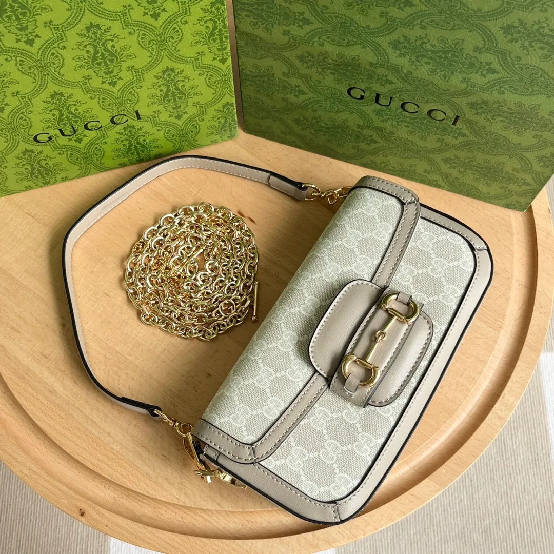 Actual shot #💰280 Style number: 735178 Oats Size: 24✖️13.5✖️7.5cm Gucci Horsebit 1955 Baguette Xiaohongshu’s new backpack has 2 shoulder straps and can be carried in the hand, cross-body or under the armpit. It is flatter and longer than the regular 1955 saddle bag. The chain is very textured. It is perfect for taking pictures when going out👍