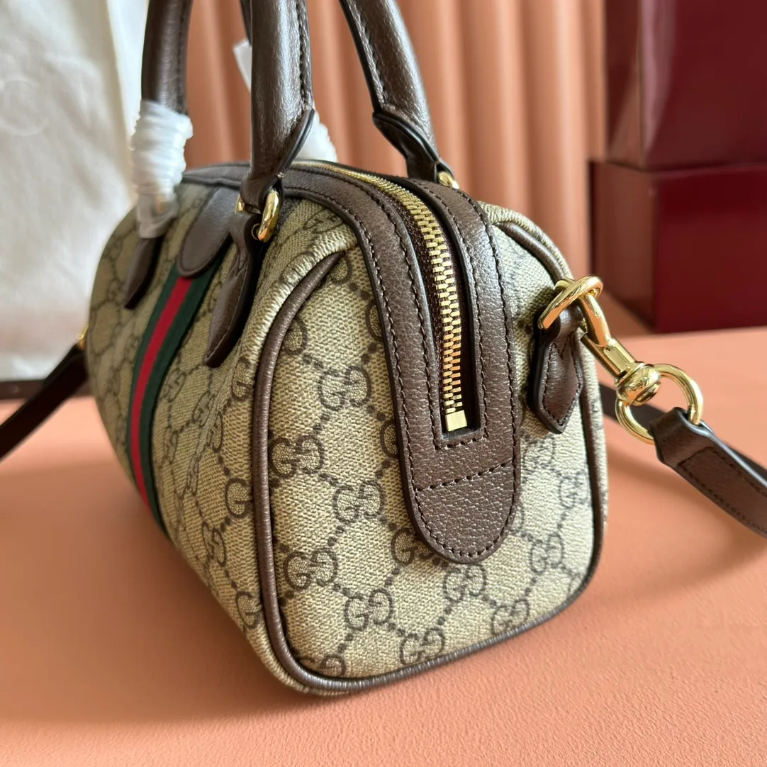 p1000. 💋💋💋"With full set of original counter packaging" [New Product] The Ophidia series dazzlingly presents novel silhouettes and functions. It is ingeniously interpreted in iconic beige and brown colors to create an innovative bag with soft texture. Beige and dark brown GG canvas Brown leather trim Light gold tone hardware Green cotton lining Double G webbing Interior: One open pocket Carry handles (10 cm height) Removable and adjustable leather shoulder strap (height: 45 cm - 56 cm; length: 100 cm - 115 cm) Zip closure Ident.: 841294. Dimensions: 21cm (width) x 13cm (height) x 11cm (depth) Weight: approx. 0.5kg Color: Brown/PVC. Made in Italy
