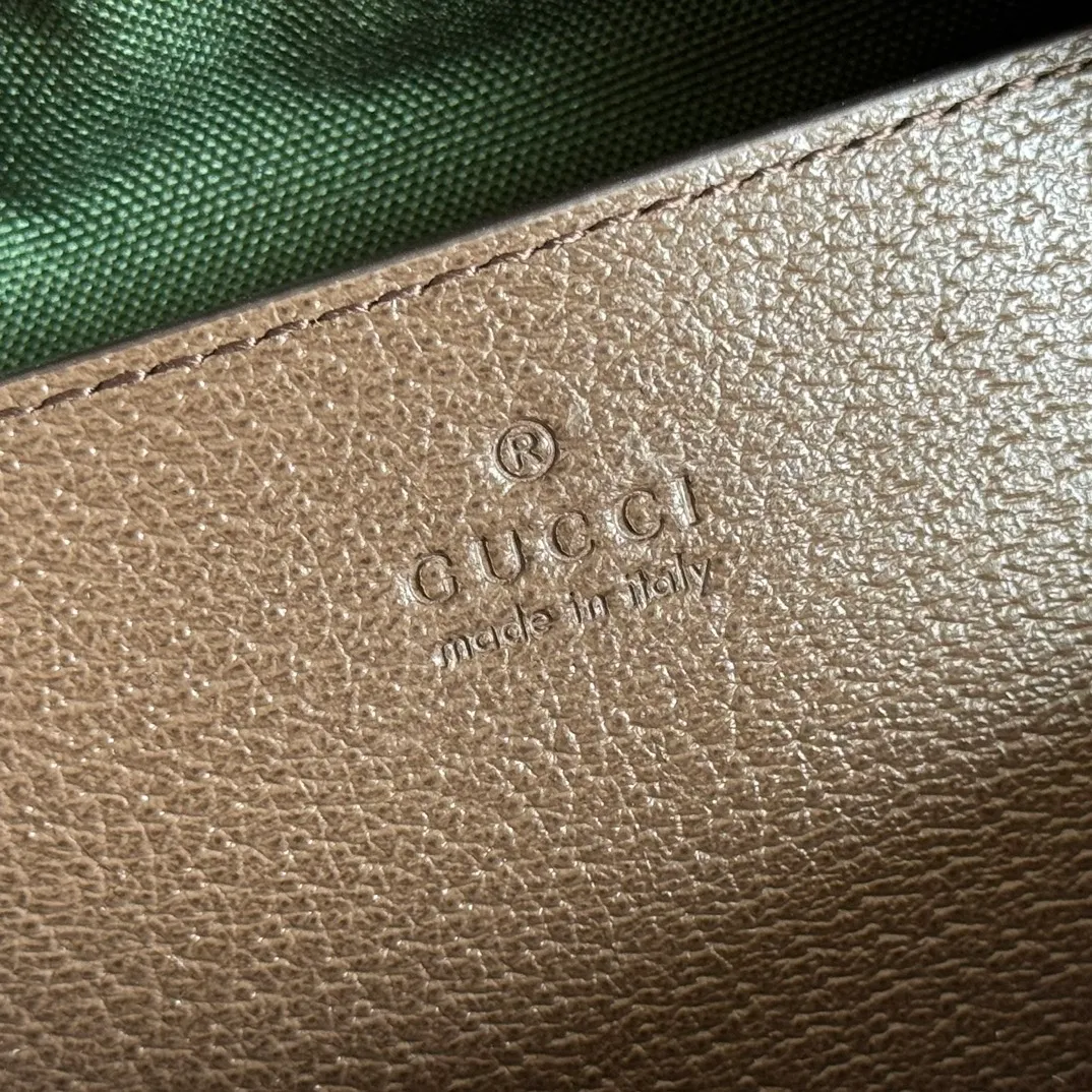 p1000. 💋💋💋"With full set of original counter packaging" [New Product] The Ophidia series dazzlingly presents novel silhouettes and functions. It is ingeniously interpreted in iconic beige and brown colors to create an innovative bag with soft texture. Beige and dark brown GG canvas Brown leather trim Light gold tone hardware Green cotton lining Double G webbing Interior: One open pocket Carry handles (10 cm height) Removable and adjustable leather shoulder strap (height: 45 cm - 56 cm; length: 100 cm - 115 cm) Zip closure Ident.: 841294. Dimensions: 21cm (width) x 13cm (height) x 11cm (depth) Weight: approx. 0.5kg Color: Brown/PVC. Made in Italy