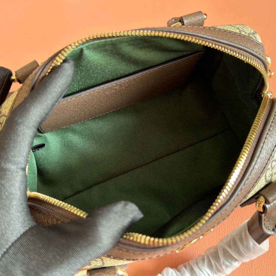 p1000. 💋💋💋"With full set of original counter packaging" [New Product] The Ophidia series dazzlingly presents novel silhouettes and functions. It is ingeniously interpreted in iconic beige and brown colors to create an innovative bag with soft texture. Beige and dark brown GG canvas Brown leather trim Light gold tone hardware Green cotton lining Double G webbing Interior: One open pocket Carry handles (10 cm height) Removable and adjustable leather shoulder strap (height: 45 cm - 56 cm; length: 100 cm - 115 cm) Zip closure Ident.: 841294. Dimensions: 21cm (width) x 13cm (height) x 11cm (depth) Weight: approx. 0.5kg Color: Brown/PVC. Made in Italy