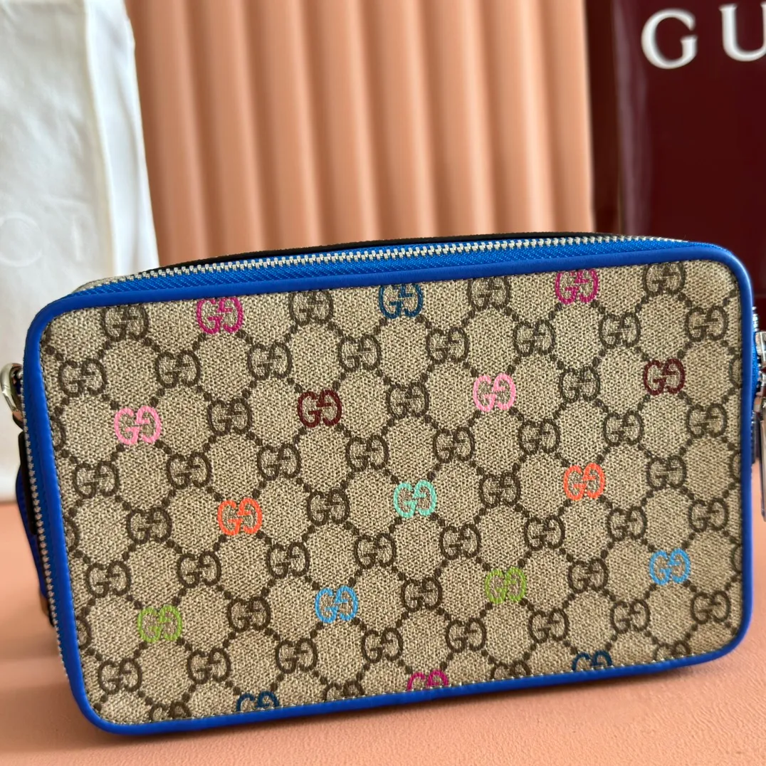 p960. 💋💋💋 Comes with full original green box packaging [New product] GG mini shoulder bag This bag is made of coated fabric with GG monogram pattern, decorated with all-over multi-color printing and tonal piping. Beige and dark brown GG monogram interlaced fabric Blue leather piping Blue textured webbing All-over multicolor print Cotton and linen blend lining Interior: three card compartments Removable and adjustable canvas shoulder strap (50 cm high) Model: 792456. Dimensions: 14 (length) x 22.5 (width) x 7.5 cm (thickness) Color: all-over multi-color print/PVC. Made in Italy
