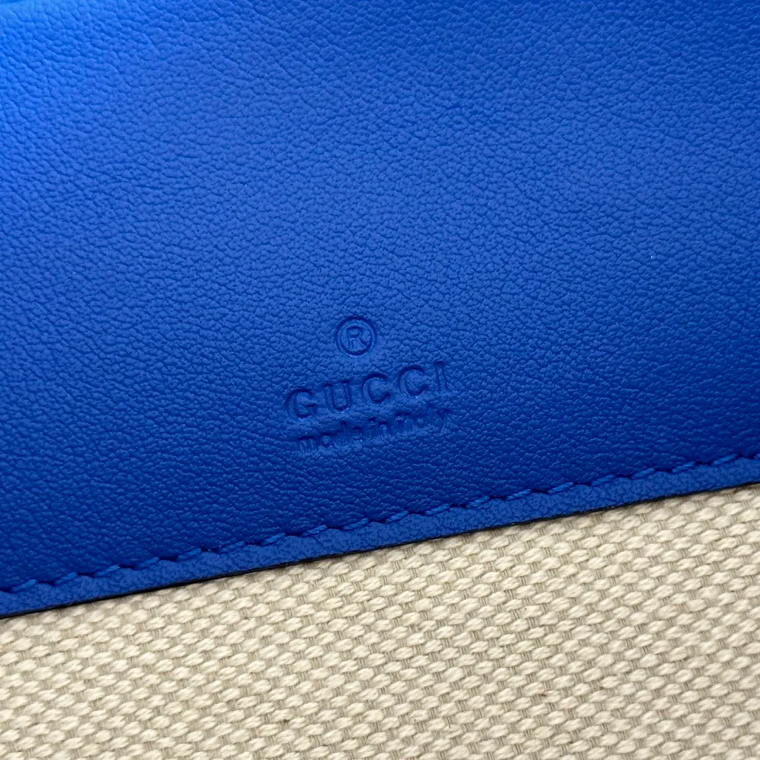 p960. 💋💋💋 Comes with full original green box packaging [New product] GG mini shoulder bag This bag is made of coated fabric with GG monogram pattern, decorated with all-over multi-color printing and tonal piping. Beige and dark brown GG monogram interlaced fabric Blue leather piping Blue textured webbing All-over multicolor print Cotton and linen blend lining Interior: three card compartments Removable and adjustable canvas shoulder strap (50 cm high) Model: 792456. Dimensions: 14 (length) x 22.5 (width) x 7.5 cm (thickness) Color: all-over multi-color print/PVC. Made in Italy