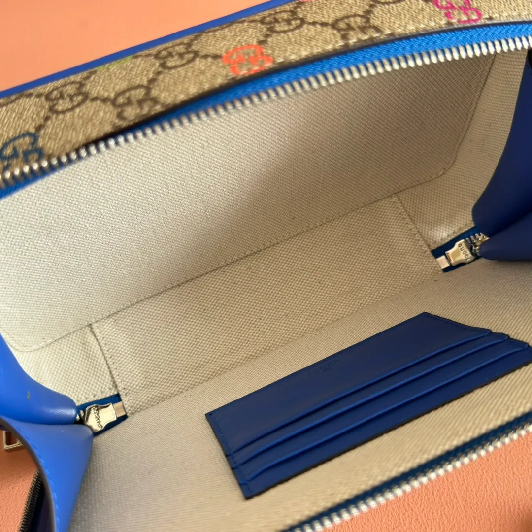p960. 💋💋💋 Comes with full original green box packaging [New product] GG mini shoulder bag This bag is made of coated fabric with GG monogram pattern, decorated with all-over multi-color printing and tonal piping. Beige and dark brown GG monogram interlaced fabric Blue leather piping Blue textured webbing All-over multicolor print Cotton and linen blend lining Interior: three card compartments Removable and adjustable canvas shoulder strap (50 cm high) Model: 792456. Dimensions: 14 (length) x 22.5 (width) x 7.5 cm (thickness) Color: all-over multi-color print/PVC. Made in Italy