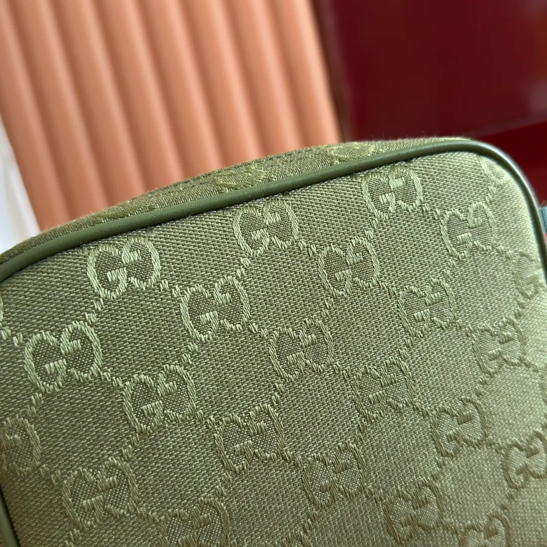 p820💋💋💋【Full set of counter packaging】GG canvas pays homage to the brand's instantly recognizable GG monogram pattern, which is derived from the initials of the brand's founder, Mr. Guccio Gucci. This everyday tote is embellished with red and green web details and features a dark brown leather shoulder strap, making it an ideal accessory. Beige and dark brown GG canvas Dark brown leather piping Red and green web details Nylon lining Model: 834268 Dimensions: 17.5cm (W) x 14cm (H) x 5cm (D) Weight: approx. 0.3kg Colour: Green/original leather Made in Italy