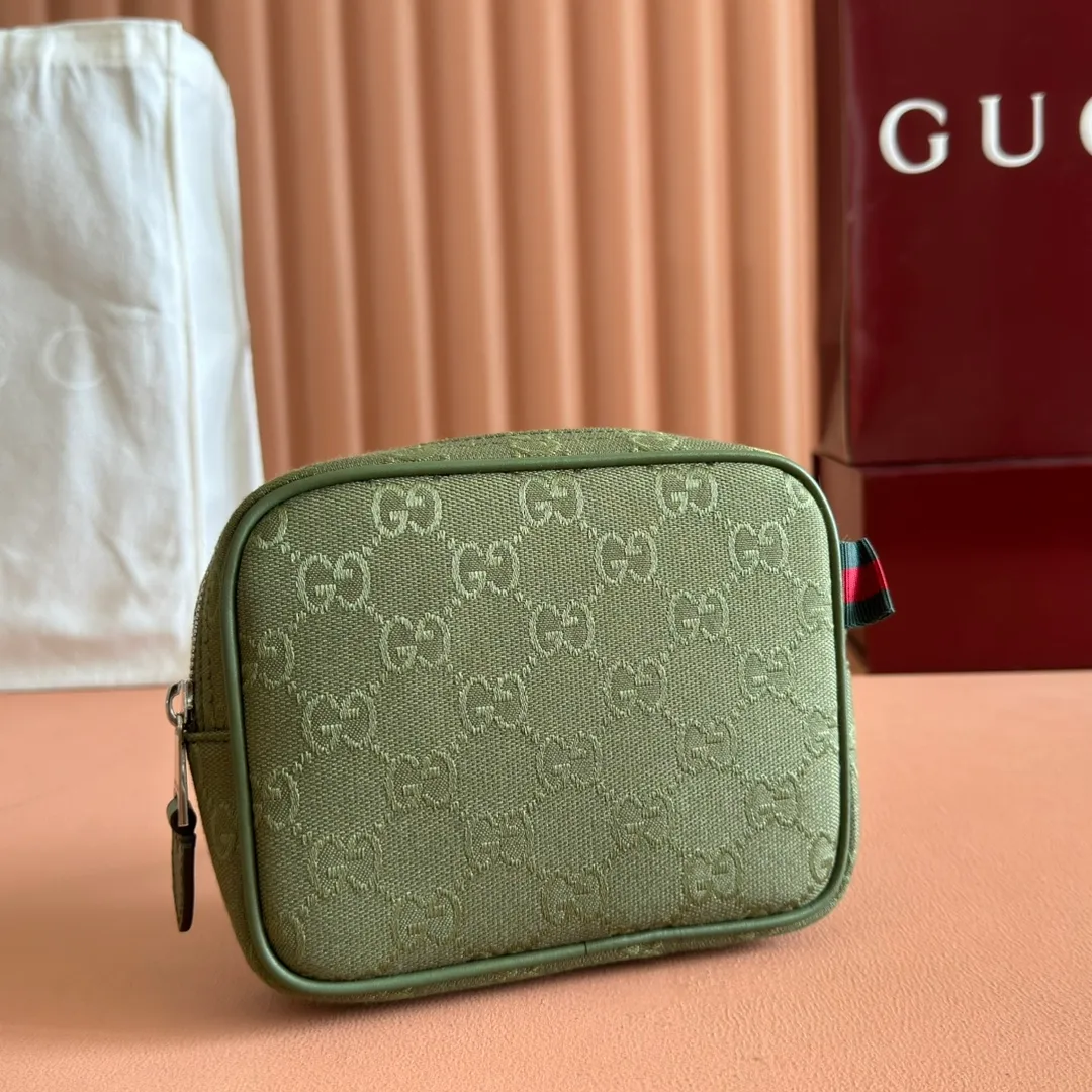 p820💋💋💋【Full set of counter packaging】GG canvas pays homage to the brand's instantly recognizable GG monogram pattern, which is derived from the initials of the brand's founder, Mr. Guccio Gucci. This everyday tote is embellished with red and green web details and features a dark brown leather shoulder strap, making it an ideal accessory. Beige and dark brown GG canvas Dark brown leather piping Red and green web details Nylon lining Model: 834268 Dimensions: 17.5cm (W) x 14cm (H) x 5cm (D) Weight: approx. 0.3kg Colour: Green/original leather Made in Italy