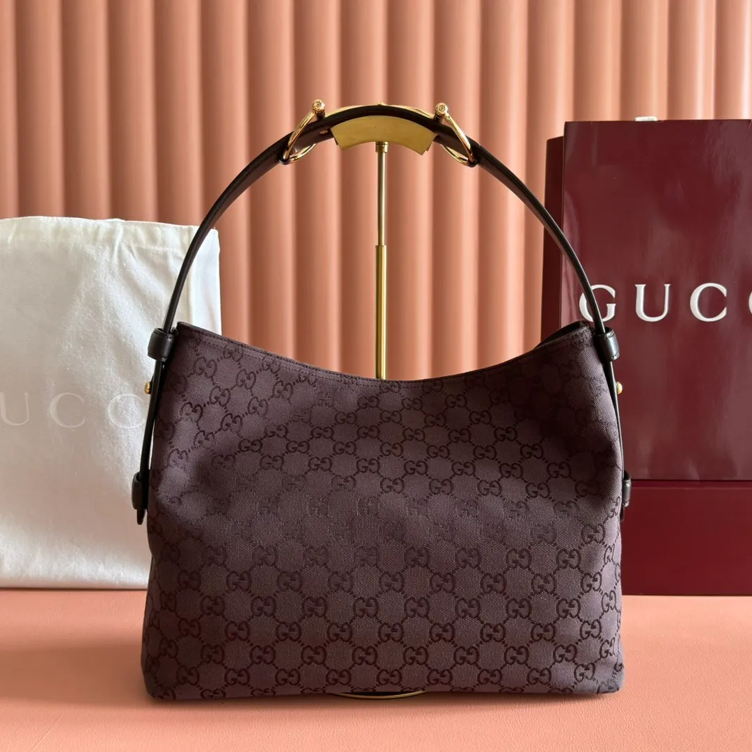 p1240. 💋💋💋 Anti-pattern oil edges [with full set of original counter packaging] 2025 autumn and winter series, Gucci Beatrix series handbags adopt a casual silhouette, and the shoulder straps are decorated with iconic horsebit details to further enhance the fashion sense. Gold-toned accessories add to the sophisticated elegance of the design, and an interior zippered pocket keeps your belongings securely stored. Combining elegance and functionality, it easily accommodates daily essentials. Black soft glossy calfskin. Gold-tone hardware. Black cotton and linen blend lining. Horsebit detail on shoulder strap. Interior: Zip pocket. Shoulder strap: 21 cm high; 85 cm long. Ident: 850926. Dimensions: 35cm (width) x 27.5cm (height) x 11cm (depth) Weight: approx. 0.7kg Color: red cloth Made in Italy