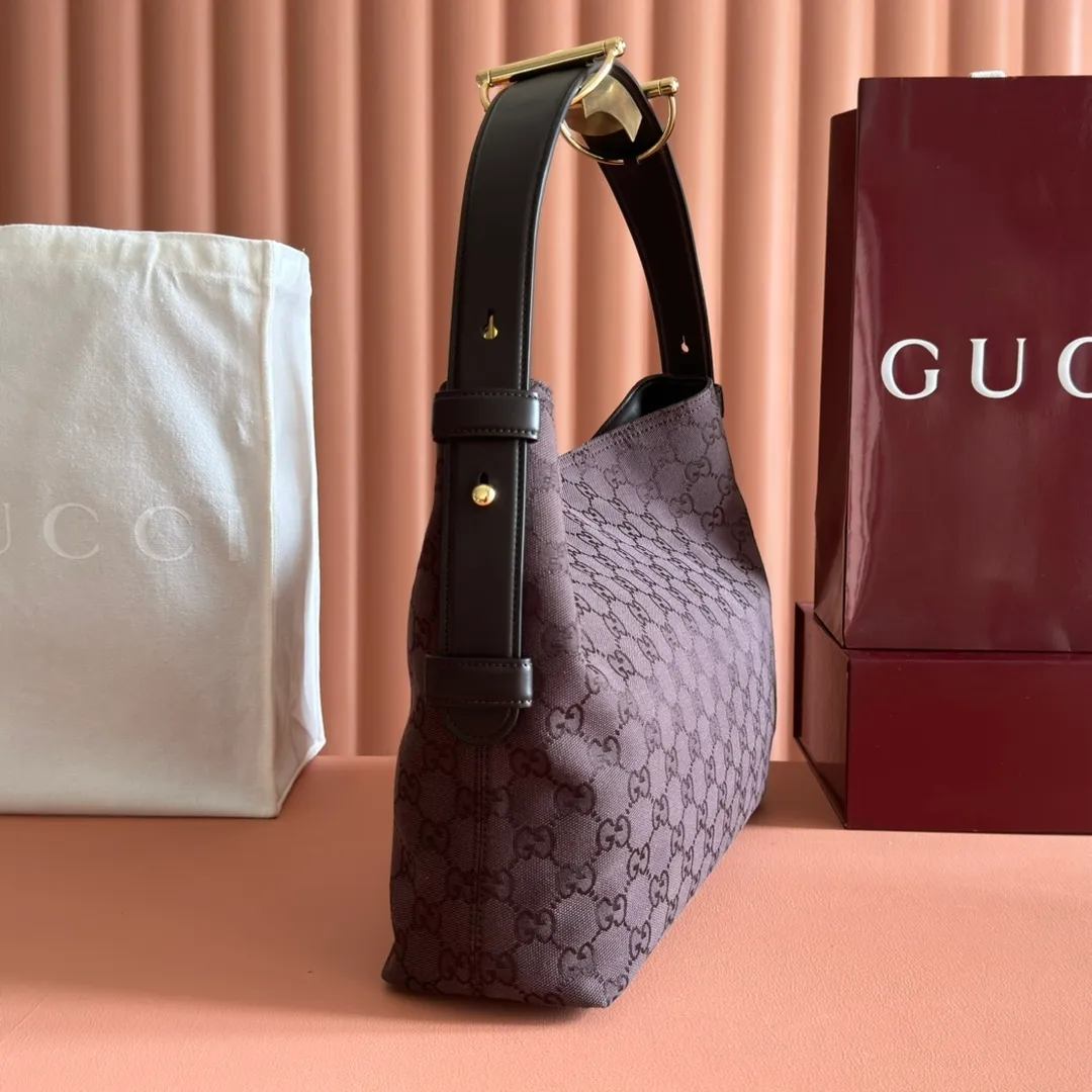 p1240. 💋💋💋 Anti-pattern oil edges [with full set of original counter packaging] 2025 autumn and winter series, Gucci Beatrix series handbags adopt a casual silhouette, and the shoulder straps are decorated with iconic horsebit details to further enhance the fashion sense. Gold-toned accessories add to the sophisticated elegance of the design, and an interior zippered pocket keeps your belongings securely stored. Combining elegance and functionality, it easily accommodates daily essentials. Black soft glossy calfskin. Gold-tone hardware. Black cotton and linen blend lining. Horsebit detail on shoulder strap. Interior: Zip pocket. Shoulder strap: 21 cm high; 85 cm long. Ident: 850926. Dimensions: 35cm (width) x 27.5cm (height) x 11cm (depth) Weight: approx. 0.7kg Color: red cloth Made in Italy