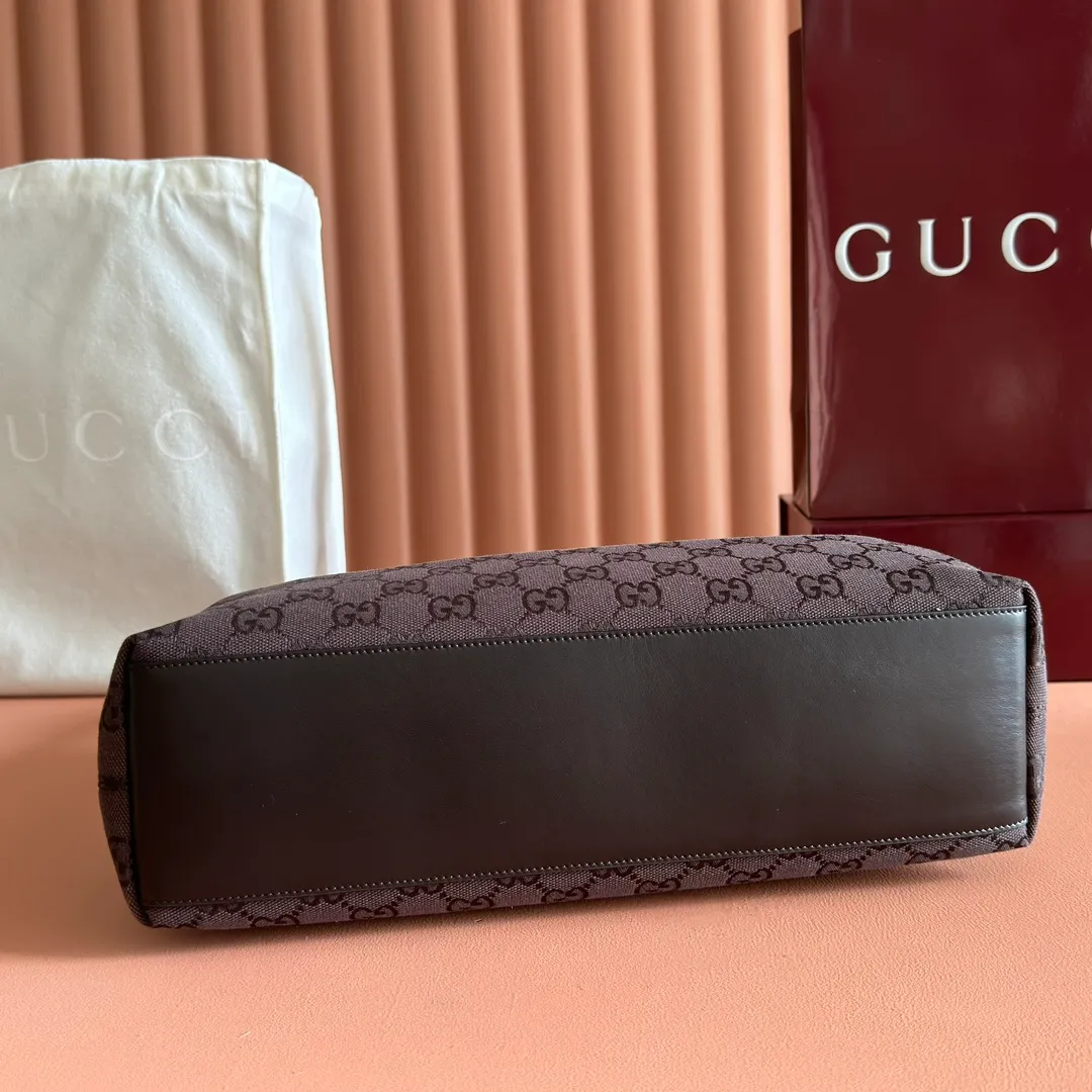 p1240. 💋💋💋 Anti-pattern oil edges [with full set of original counter packaging] 2025 autumn and winter series, Gucci Beatrix series handbags adopt a casual silhouette, and the shoulder straps are decorated with iconic horsebit details to further enhance the fashion sense. Gold-toned accessories add to the sophisticated elegance of the design, and an interior zippered pocket keeps your belongings securely stored. Combining elegance and functionality, it easily accommodates daily essentials. Black soft glossy calfskin. Gold-tone hardware. Black cotton and linen blend lining. Horsebit detail on shoulder strap. Interior: Zip pocket. Shoulder strap: 21 cm high; 85 cm long. Ident: 850926. Dimensions: 35cm (width) x 27.5cm (height) x 11cm (depth) Weight: approx. 0.7kg Color: red cloth Made in Italy