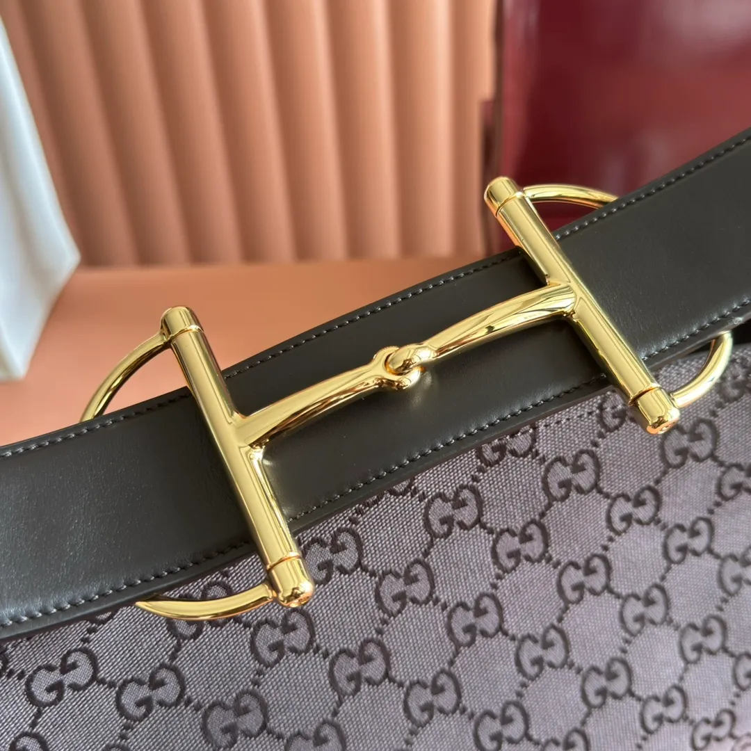 p1240. 💋💋💋 Anti-pattern oil edges [with full set of original counter packaging] 2025 autumn and winter series, Gucci Beatrix series handbags adopt a casual silhouette, and the shoulder straps are decorated with iconic horsebit details to further enhance the fashion sense. Gold-toned accessories add to the sophisticated elegance of the design, and an interior zippered pocket keeps your belongings securely stored. Combining elegance and functionality, it easily accommodates daily essentials. Black soft glossy calfskin. Gold-tone hardware. Black cotton and linen blend lining. Horsebit detail on shoulder strap. Interior: Zip pocket. Shoulder strap: 21 cm high; 85 cm long. Ident: 850926. Dimensions: 35cm (width) x 27.5cm (height) x 11cm (depth) Weight: approx. 0.7kg Color: red cloth Made in Italy
