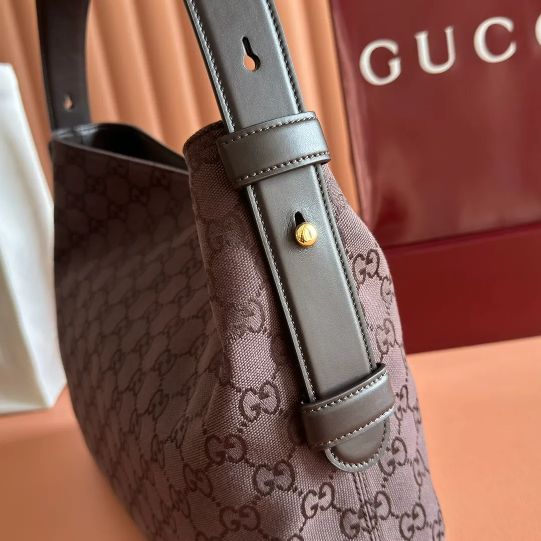 p1240. 💋💋💋 Anti-pattern oil edges [with full set of original counter packaging] 2025 autumn and winter series, Gucci Beatrix series handbags adopt a casual silhouette, and the shoulder straps are decorated with iconic horsebit details to further enhance the fashion sense. Gold-toned accessories add to the sophisticated elegance of the design, and an interior zippered pocket keeps your belongings securely stored. Combining elegance and functionality, it easily accommodates daily essentials. Black soft glossy calfskin. Gold-tone hardware. Black cotton and linen blend lining. Horsebit detail on shoulder strap. Interior: Zip pocket. Shoulder strap: 21 cm high; 85 cm long. Ident: 850926. Dimensions: 35cm (width) x 27.5cm (height) x 11cm (depth) Weight: approx. 0.7kg Color: red cloth Made in Italy