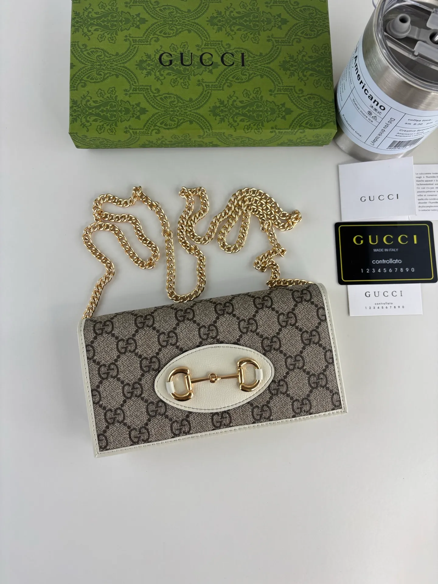 💰180 GUCCl Gucci has newly launched this 1955 horsebit card holder made of GG Supreme high-grade artificial canvas and brown leather. This series adopts the double ring and long strip design that are in the same line as the handbag. This detail is inspired by the brand’s equestrian roots. It is one of Gucci’s classic heritage and one of the brand’s most representative symbolic elements. Style No.: 621892 Size: 19cm x 10cm x 3cm Color: White
