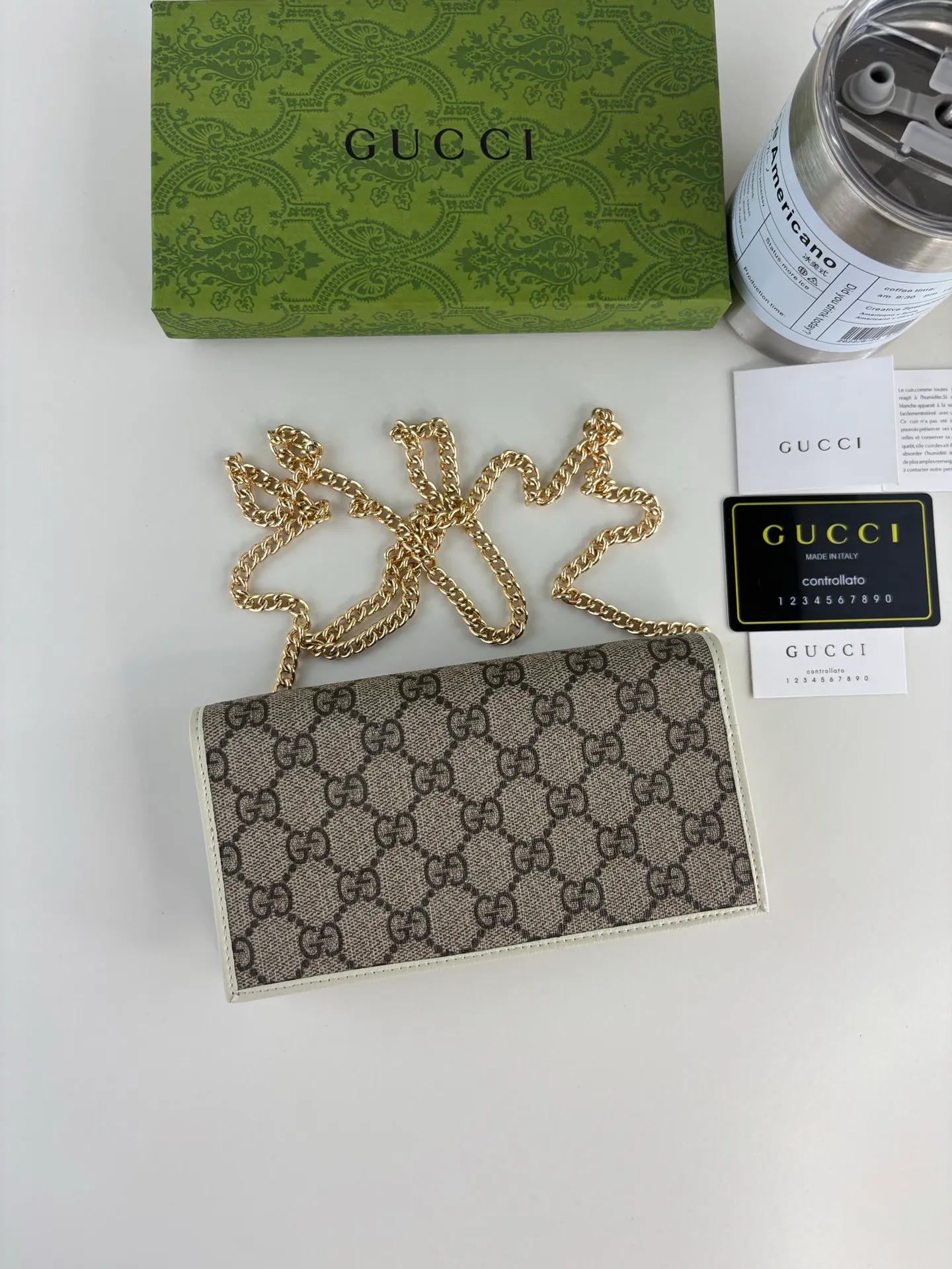 💰180 GUCCl Gucci has newly launched this 1955 horsebit card holder made of GG Supreme high-grade artificial canvas and brown leather. This series adopts the double ring and long strip design that are in the same line as the handbag. This detail is inspired by the brand’s equestrian roots. It is one of Gucci’s classic heritage and one of the brand’s most representative symbolic elements. Style No.: 621892 Size: 19cm x 10cm x 3cm Color: White