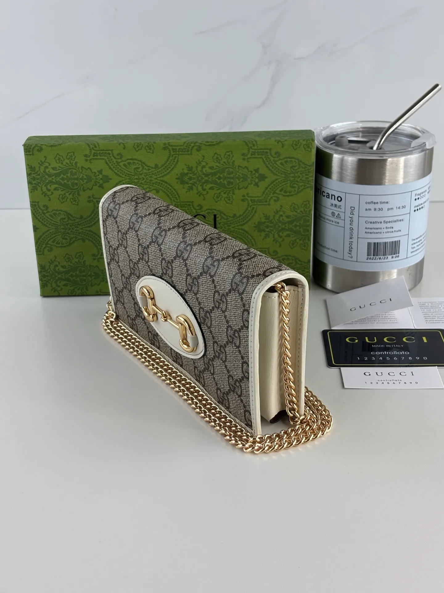 💰180 GUCCl Gucci has newly launched this 1955 horsebit card holder made of GG Supreme high-grade artificial canvas and brown leather. This series adopts the double ring and long strip design that are in the same line as the handbag. This detail is inspired by the brand’s equestrian roots. It is one of Gucci’s classic heritage and one of the brand’s most representative symbolic elements. Style No.: 621892 Size: 19cm x 10cm x 3cm Color: White