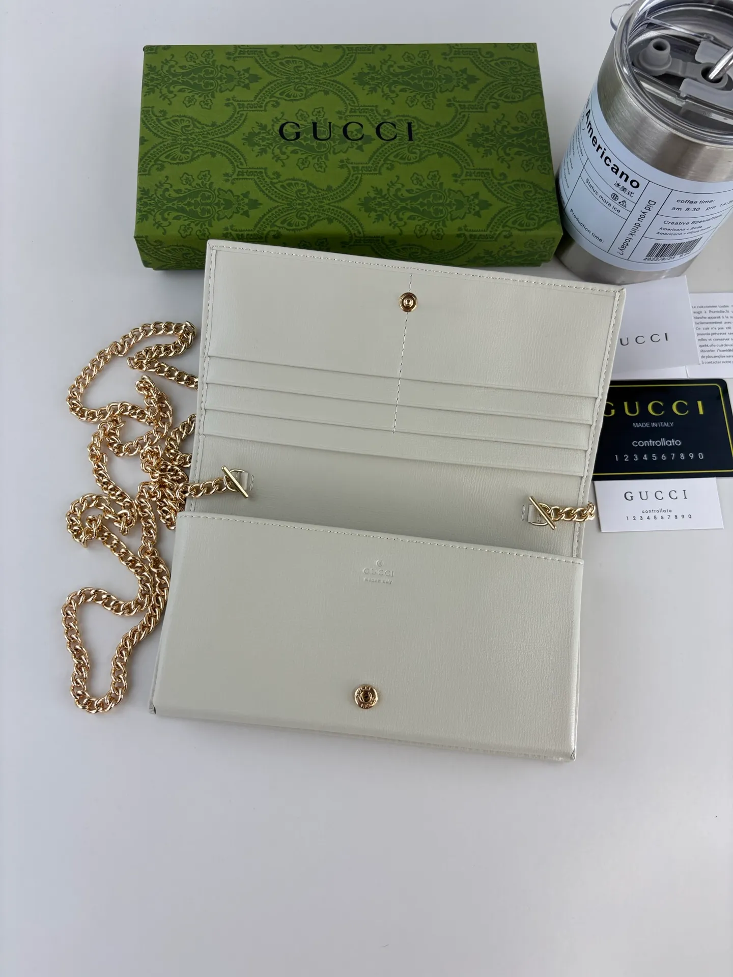 💰180 GUCCl Gucci has newly launched this 1955 horsebit card holder made of GG Supreme high-grade artificial canvas and brown leather. This series adopts the double ring and long strip design that are in the same line as the handbag. This detail is inspired by the brand’s equestrian roots. It is one of Gucci’s classic heritage and one of the brand’s most representative symbolic elements. Style No.: 621892 Size: 19cm x 10cm x 3cm Color: White