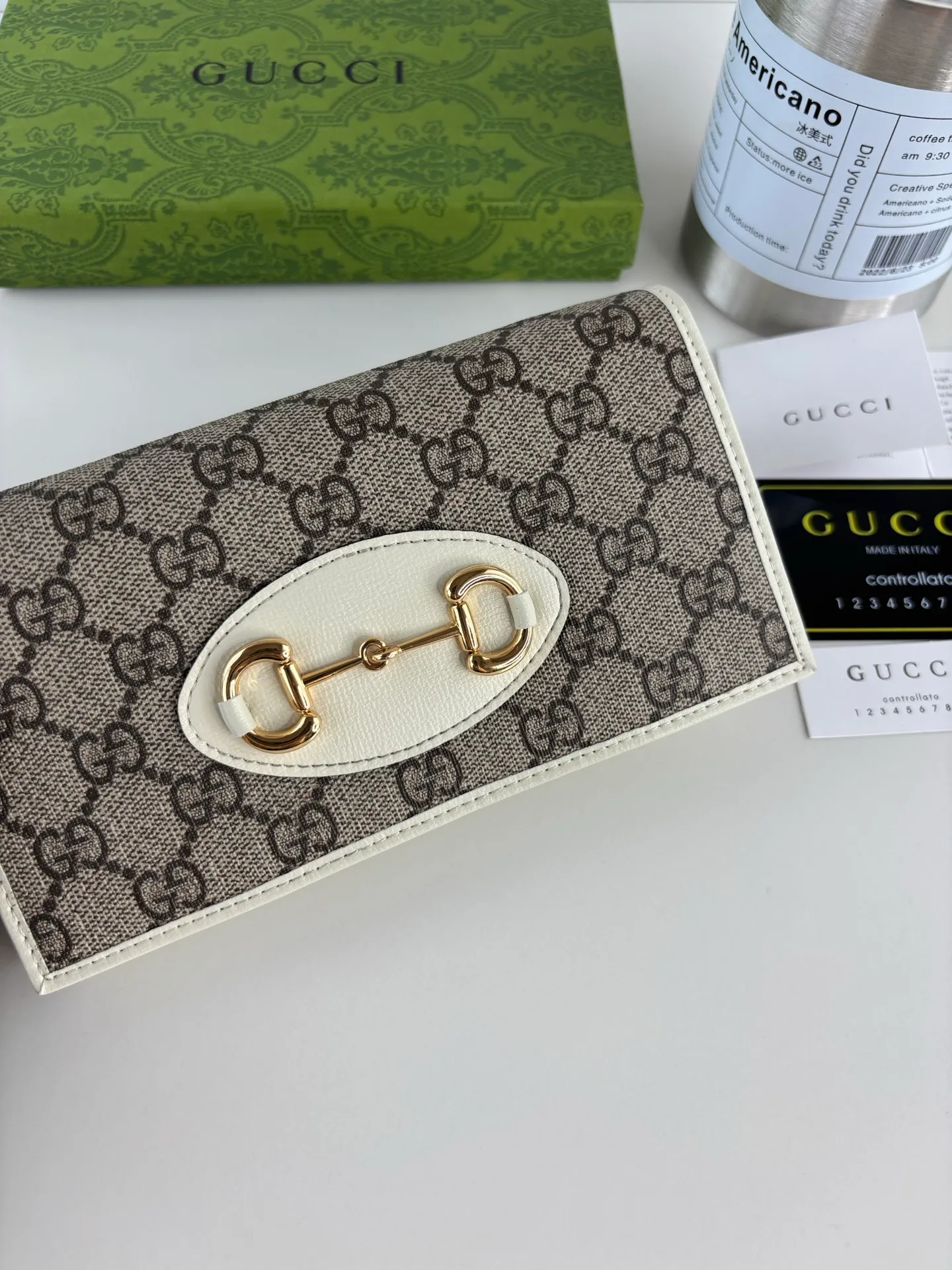 💰180 GUCCl Gucci has newly launched this 1955 horsebit card holder made of GG Supreme high-grade artificial canvas and brown leather. This series adopts the double ring and long strip design that are in the same line as the handbag. This detail is inspired by the brand’s equestrian roots. It is one of Gucci’s classic heritage and one of the brand’s most representative symbolic elements. Style No.: 621892 Size: 19cm x 10cm x 3cm Color: White