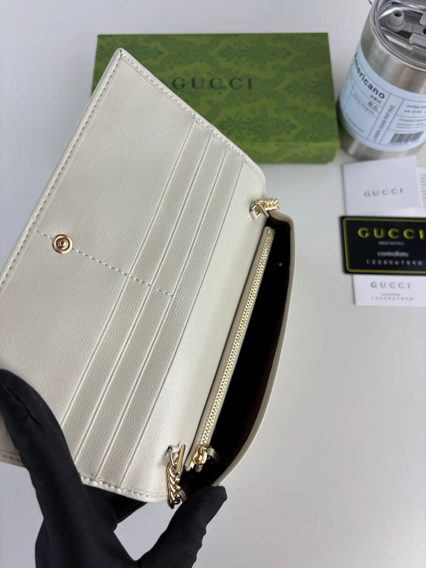 💰180 GUCCl Gucci has newly launched this 1955 horsebit card holder made of GG Supreme high-grade artificial canvas and brown leather. This series adopts the double ring and long strip design that are in the same line as the handbag. This detail is inspired by the brand’s equestrian roots. It is one of Gucci’s classic heritage and one of the brand’s most representative symbolic elements. Style No.: 621892 Size: 19cm x 10cm x 3cm Color: White