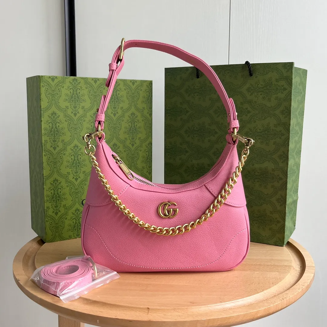 Actual shot #💰320 Style number: 731817 pink Size: 25✖️19✖️7cm Gucci’s new hobo crescent bag is here. There are 3 shoulder straps in total. It can be carried on one shoulder, crossbody, or under the arm. The solid color is super easy to match. The whole atmosphere is full