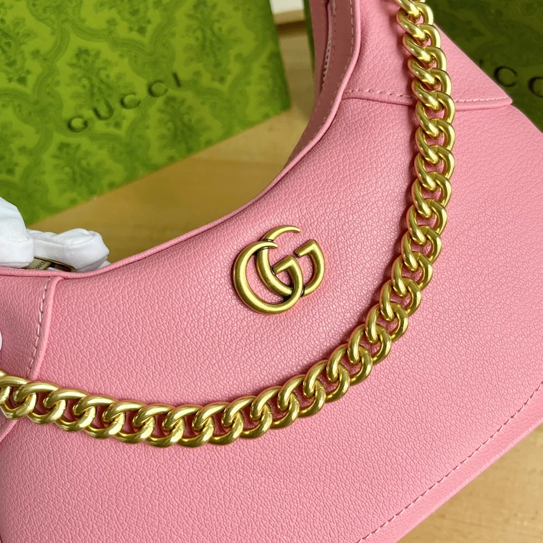 Actual shot #💰320 Style number: 731817 pink Size: 25✖️19✖️7cm Gucci’s new hobo crescent bag is here. There are 3 shoulder straps in total. It can be carried on one shoulder, crossbody, or under the arm. The solid color is super easy to match. The whole atmosphere is full