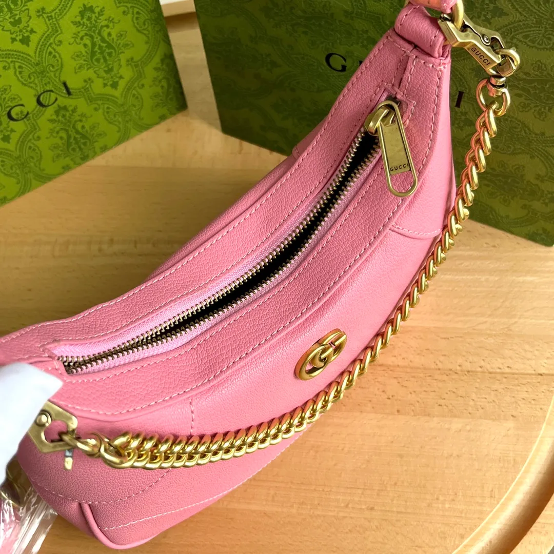 Actual shot #💰320 Style number: 731817 pink Size: 25✖️19✖️7cm Gucci’s new hobo crescent bag is here. There are 3 shoulder straps in total. It can be carried on one shoulder, crossbody, or under the arm. The solid color is super easy to match. The whole atmosphere is full