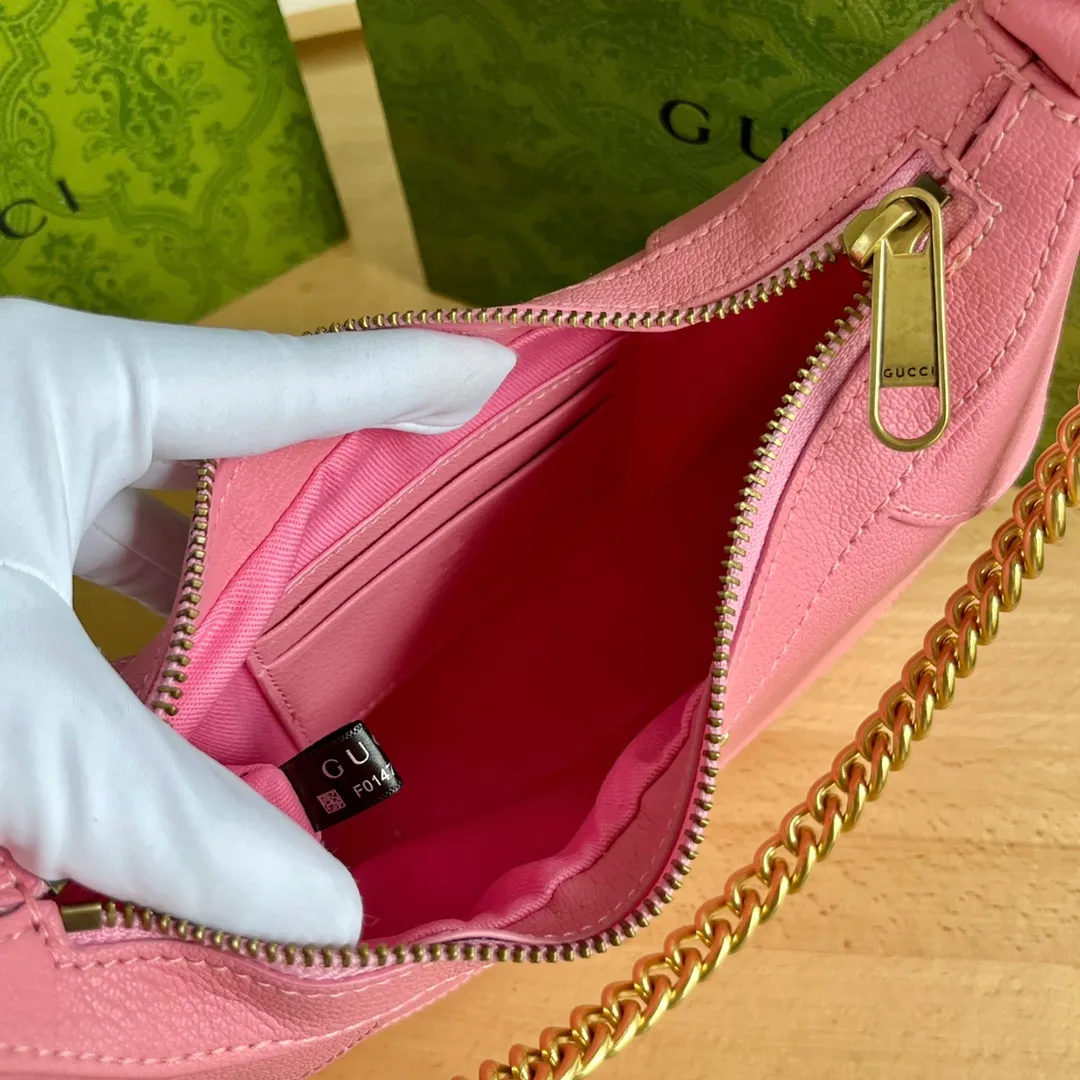Actual shot #💰320 Style number: 731817 pink Size: 25✖️19✖️7cm Gucci’s new hobo crescent bag is here. There are 3 shoulder straps in total. It can be carried on one shoulder, crossbody, or under the arm. The solid color is super easy to match. The whole atmosphere is full