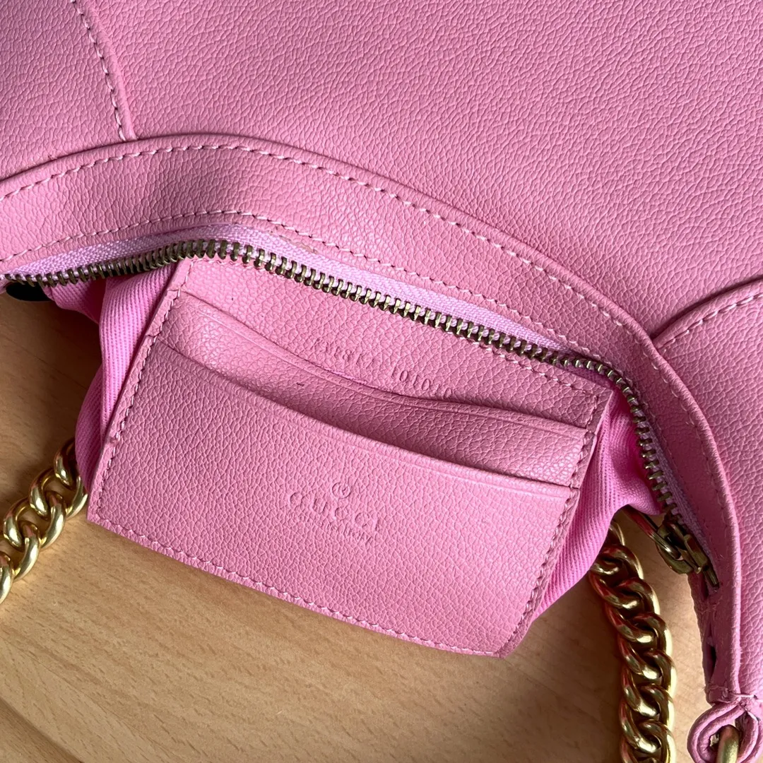 Actual shot #💰320 Style number: 731817 pink Size: 25✖️19✖️7cm Gucci’s new hobo crescent bag is here. There are 3 shoulder straps in total. It can be carried on one shoulder, crossbody, or under the arm. The solid color is super easy to match. The whole atmosphere is full