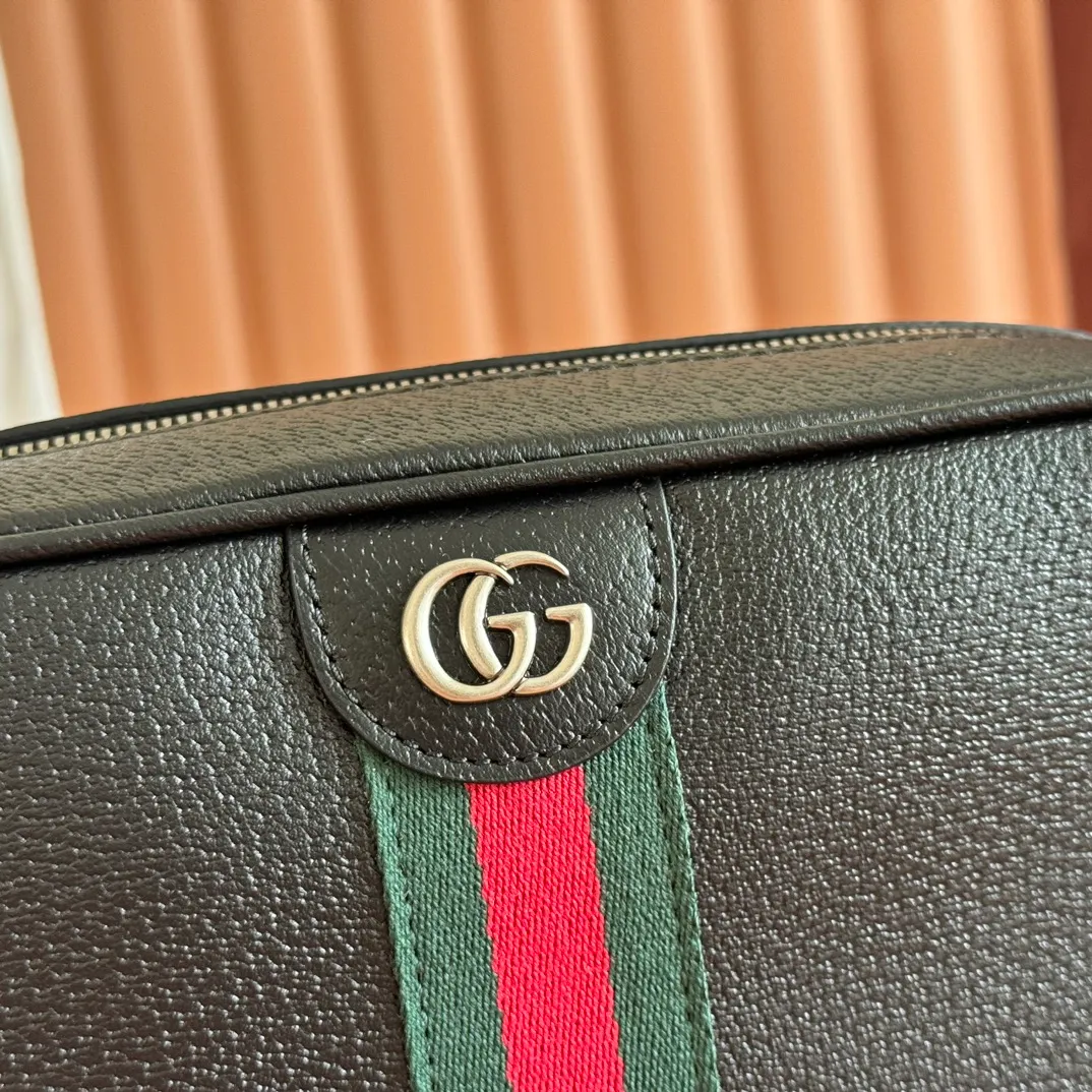 p1120💋💋💋"With full set of original counter packaging" [New product] The Ophidia series combines beige and brown colors, with classic silhouettes and new functions, and is made of soft-touch fabrics. This cross-body bag is made of coated fabric with a GG monogram pattern and is intricately embellished with the Double G logo and webbing details. Beige and dark brown GG monogram coated fabric Dark brown leather trim Gold-tone hardware Dark green linen-cotton blend lining Double G Web detail Interior: One open pocket Adjustable canvas shoulder strap (height: 43 cm; length: 89 cm - 128 cm) Zip closure Ident.: 834468. Dimensions: 28.5cm (width) x 18cm (height) x 7.5cm (depth) Weight: approx. 0.74kg Color: Brown/PVC. Made in Italy
