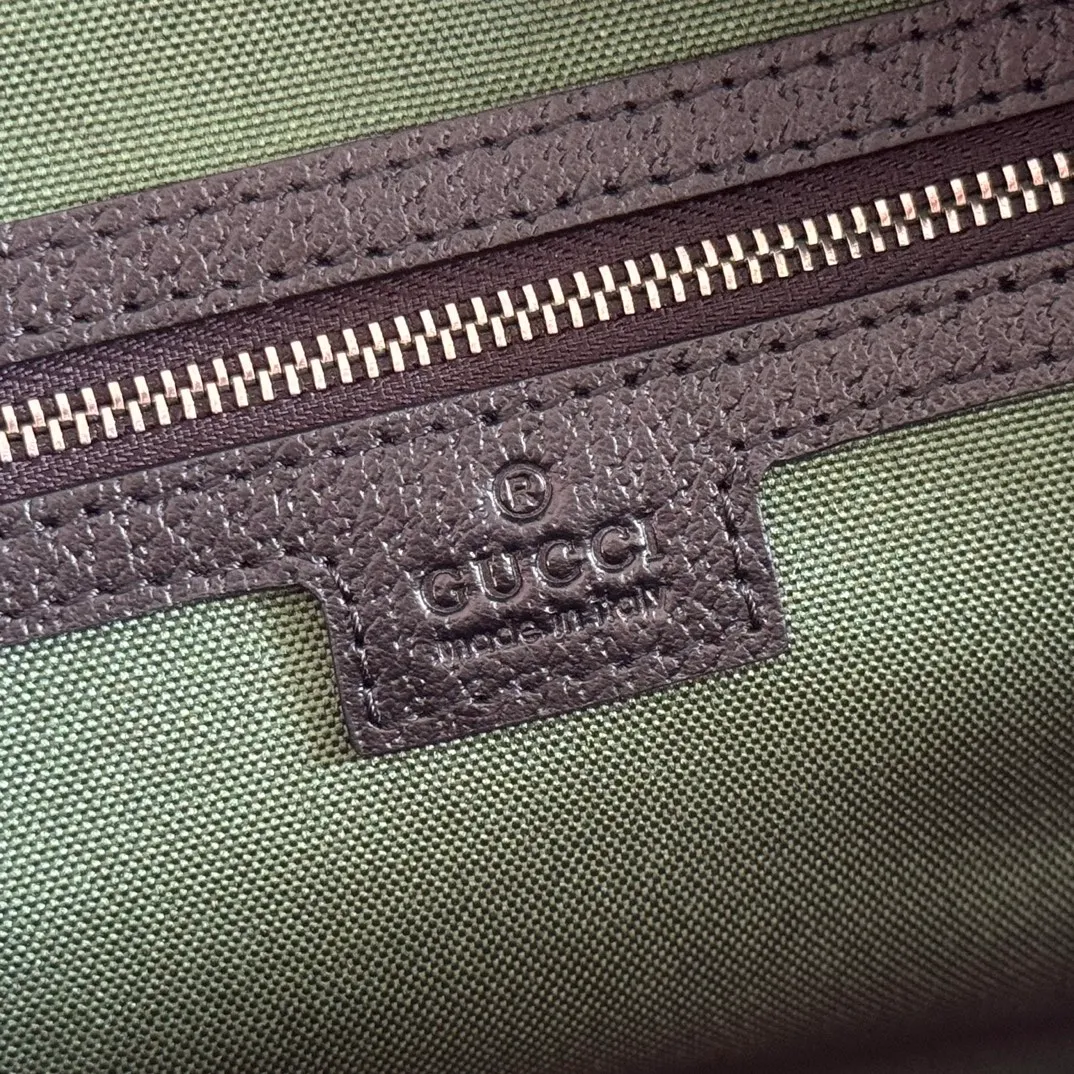 p1120💋💋💋"With full set of original counter packaging" [New product] The Ophidia series combines beige and brown colors, with classic silhouettes and new functions, and is made of soft-touch fabrics. This cross-body bag is made of coated fabric with a GG monogram pattern and is intricately embellished with the Double G logo and webbing details. Beige and dark brown GG monogram coated fabric Dark brown leather trim Gold-tone hardware Dark green linen-cotton blend lining Double G Web detail Interior: One open pocket Adjustable canvas shoulder strap (height: 43 cm; length: 89 cm - 128 cm) Zip closure Ident.: 834468. Dimensions: 28.5cm (width) x 18cm (height) x 7.5cm (depth) Weight: approx. 0.74kg Color: Brown/PVC. Made in Italy