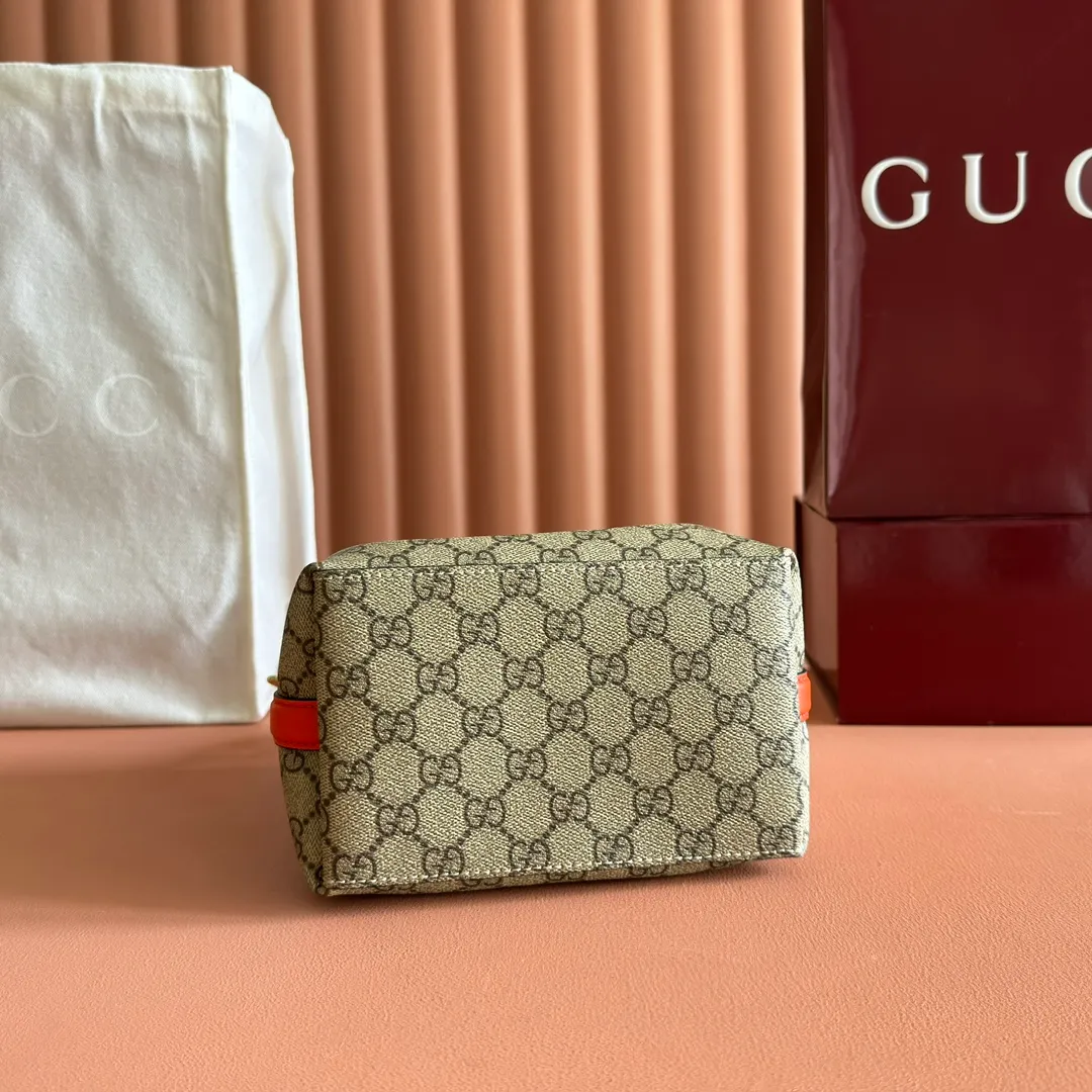 p920. 💋💋💋"With full set of original counter packaging" [New product] GG Emblem series reinterprets the brand's timeless elegance and exquisite craftsmanship. This bucket bag is lined in webbed cotton and features an internal compartment for added functionality. New GG monogram coated fabric in beige and dark brown Orange leather piping Light gold tone hardware Red and green web cotton lining The bag pictured is sold separately and does not come with the bag charm. Top handle with hook closure (height: 14 cm) Additional D-ring for attaching removable items Interior: two compartments and a central snap-stud compartment Removable and adjustable leather shoulder strap (height: 52 cm - 57.5 cm; length: 107 cm - 114 cm) Magnetic snap closure Ident.: 815118. Dimensions: 19 cm (width) x 18 cm (height) x 11 cm (depth) Weight: about 0.45 kg Color: brown orange pvc/original leather. Made in Italy