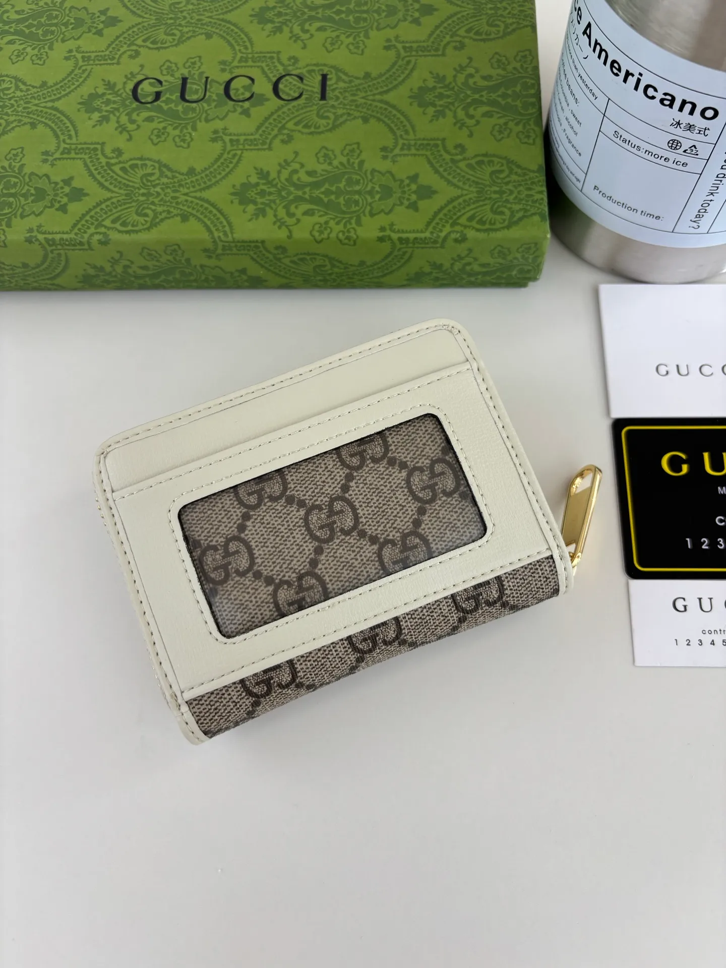 💰140 GUCCl Gucci has newly launched this 1955 horsebit card holder made of GG Supreme high-grade artificial canvas and white leather. This series adopts the double ring and long strip design that are in the same line as the handbag. This detail is inspired by the equestrian origin of the brand. It is one of Gucci's classic heritage and one of the brand's most representative symbolic elements. Style No.: 658549 Size: 11.5cm x 8.5cm x 3cm Color: White