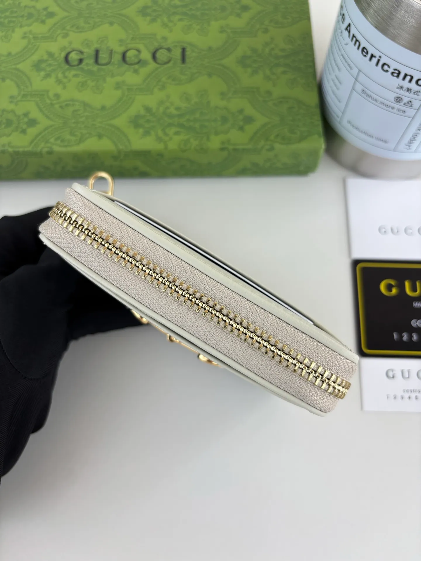 💰140 GUCCl Gucci has newly launched this 1955 horsebit card holder made of GG Supreme high-grade artificial canvas and white leather. This series adopts the double ring and long strip design that are in the same line as the handbag. This detail is inspired by the equestrian origin of the brand. It is one of Gucci's classic heritage and one of the brand's most representative symbolic elements. Style No.: 658549 Size: 11.5cm x 8.5cm x 3cm Color: White