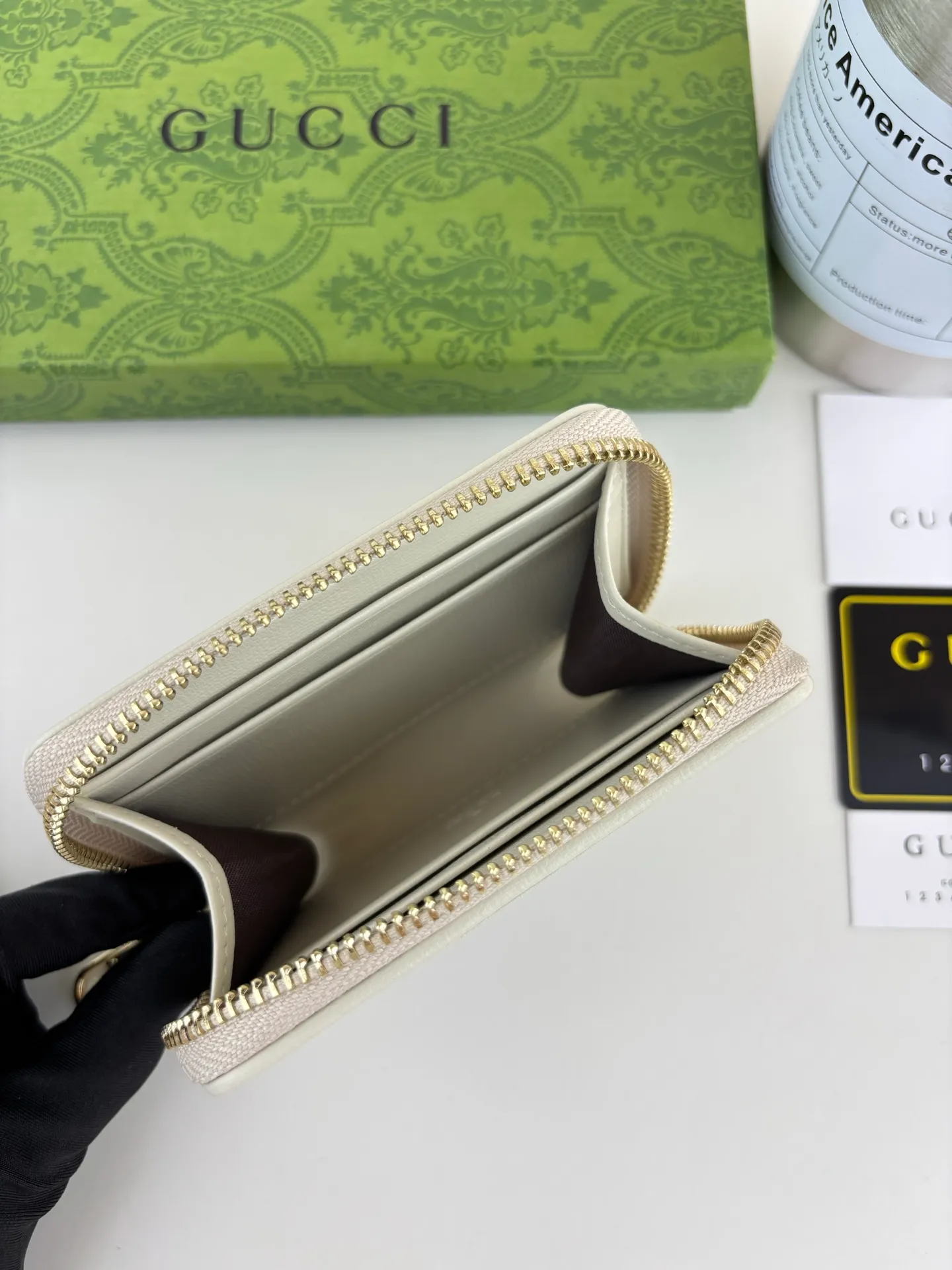 💰140 GUCCl Gucci has newly launched this 1955 horsebit card holder made of GG Supreme high-grade artificial canvas and white leather. This series adopts the double ring and long strip design that are in the same line as the handbag. This detail is inspired by the equestrian origin of the brand. It is one of Gucci's classic heritage and one of the brand's most representative symbolic elements. Style No.: 658549 Size: 11.5cm x 8.5cm x 3cm Color: White