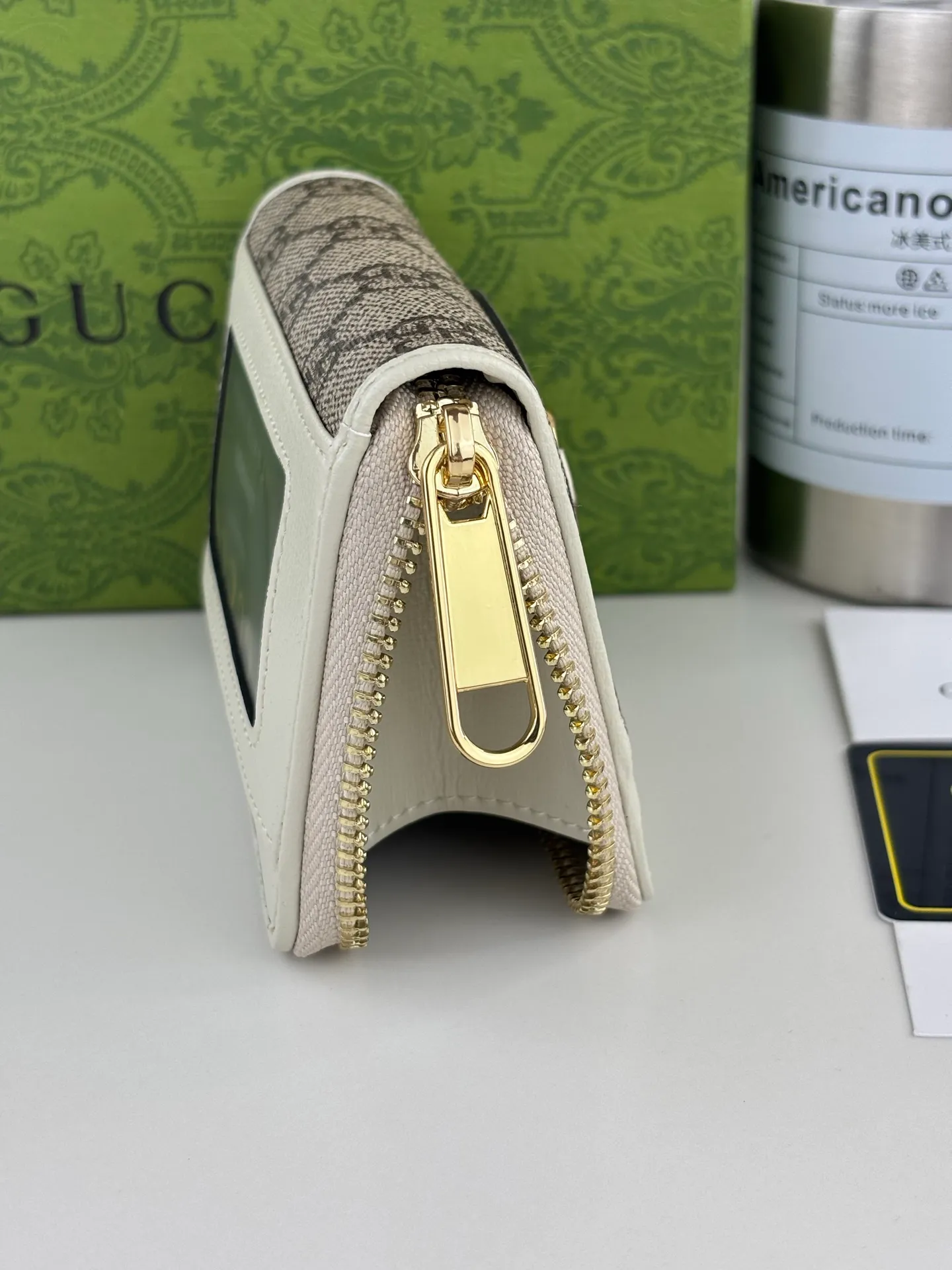 💰140 GUCCl Gucci has newly launched this 1955 horsebit card holder made of GG Supreme high-grade artificial canvas and white leather. This series adopts the double ring and long strip design that are in the same line as the handbag. This detail is inspired by the equestrian origin of the brand. It is one of Gucci's classic heritage and one of the brand's most representative symbolic elements. Style No.: 658549 Size: 11.5cm x 8.5cm x 3cm Color: White