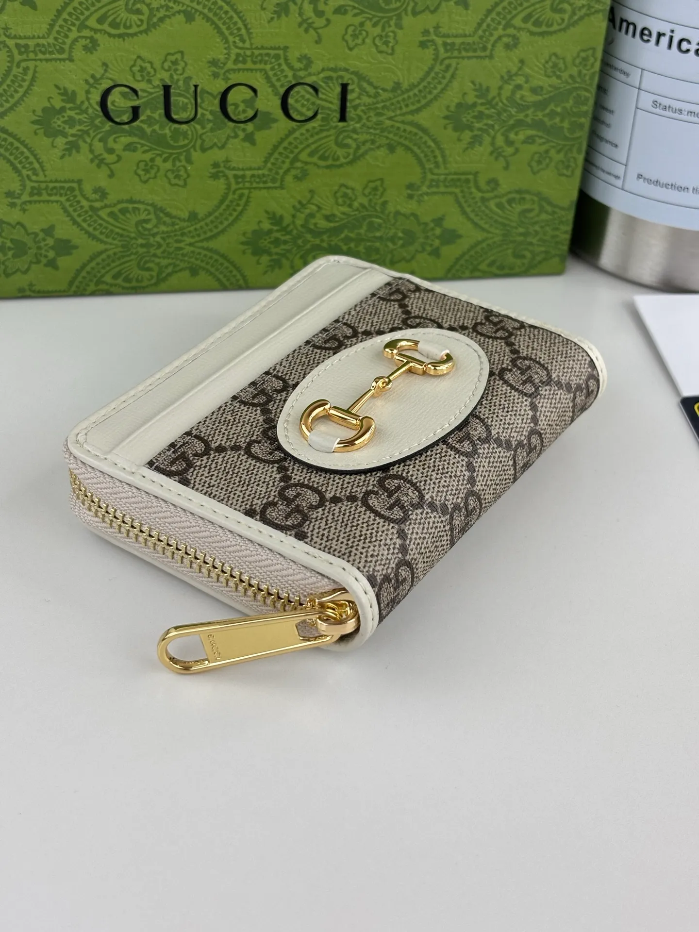 💰140 GUCCl Gucci has newly launched this 1955 horsebit card holder made of GG Supreme high-grade artificial canvas and white leather. This series adopts the double ring and long strip design that are in the same line as the handbag. This detail is inspired by the equestrian origin of the brand. It is one of Gucci's classic heritage and one of the brand's most representative symbolic elements. Style No.: 658549 Size: 11.5cm x 8.5cm x 3cm Color: White