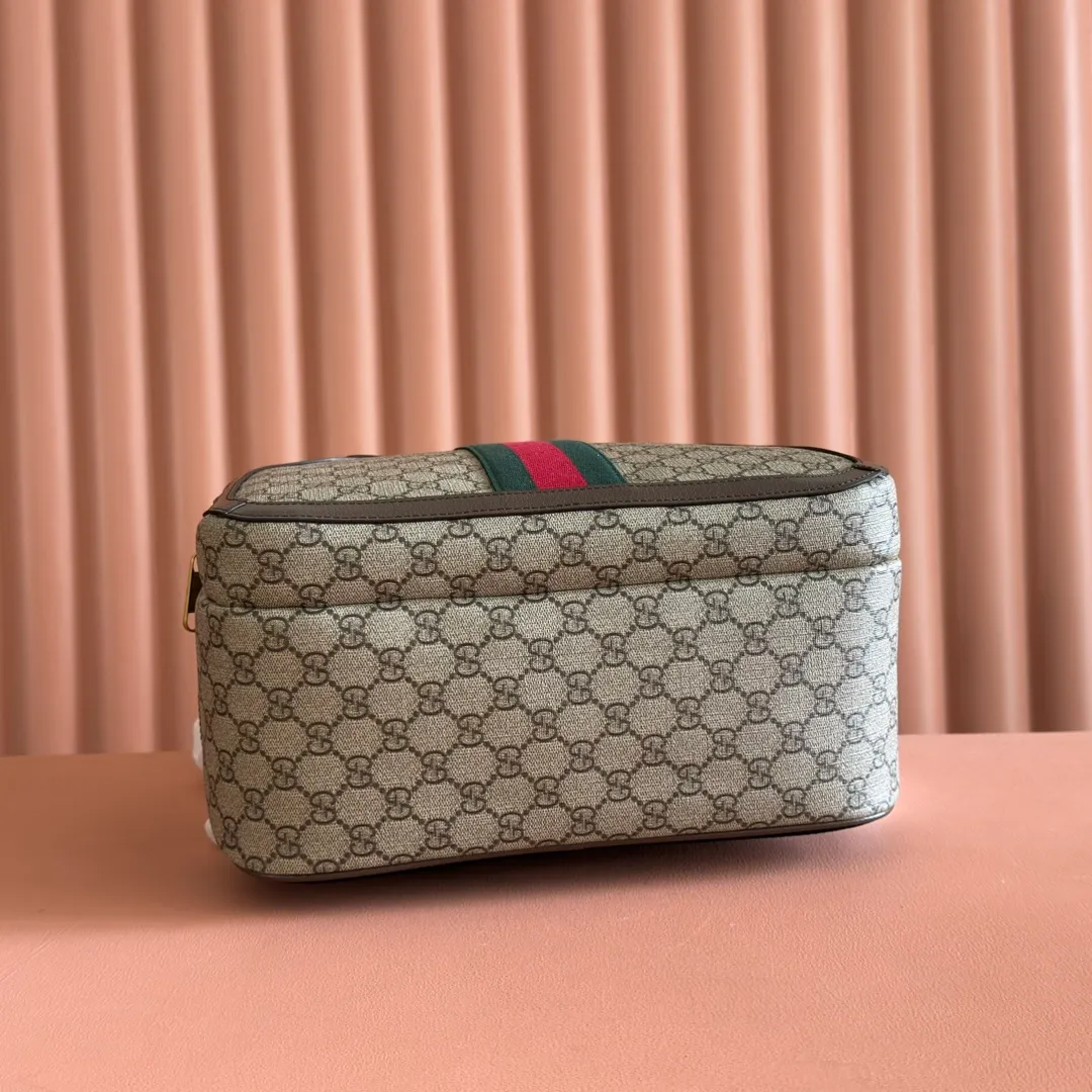 p1120. 📣📣📣【Original leather with 🌈counter gift bag】Ophidia family G family's popular backpack has always been an indispensable part of the Gucci world. It is presented in a variety of shapes and different sizes to choose from. Part of the growing Ophidia collection, crafted in GG Supreme canvas with textured leather trim. The inlaid red and green webbing details and the design of double G accessories contain the long history of the brand. These classic elements have been integrated into the Gucci series since the 1950s! Style number: 547967 Size: 32×40.5×14.5cm