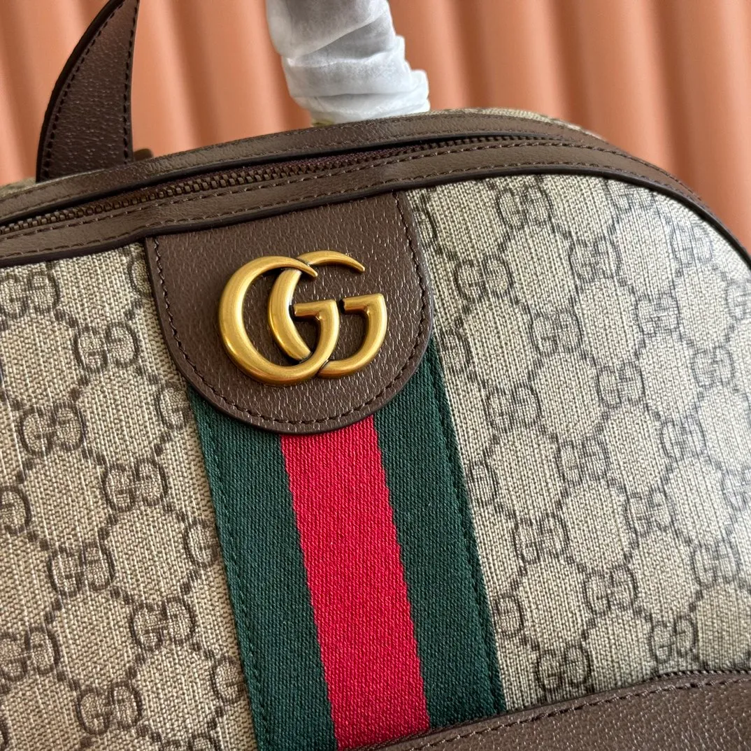 p1120. 📣📣📣【Original leather with 🌈counter gift bag】Ophidia family G family's popular backpack has always been an indispensable part of the Gucci world. It is presented in a variety of shapes and different sizes to choose from. Part of the growing Ophidia collection, crafted in GG Supreme canvas with textured leather trim. The inlaid red and green webbing details and the design of double G accessories contain the long history of the brand. These classic elements have been integrated into the Gucci series since the 1950s! Style number: 547967 Size: 32×40.5×14.5cm
