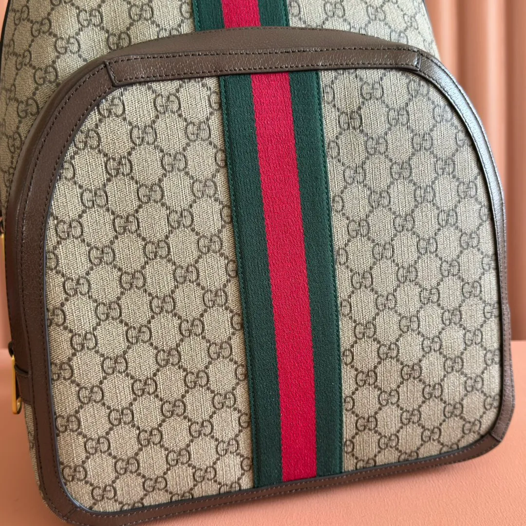 p1120. 📣📣📣【Original leather with 🌈counter gift bag】Ophidia family G family's popular backpack has always been an indispensable part of the Gucci world. It is presented in a variety of shapes and different sizes to choose from. Part of the growing Ophidia collection, crafted in GG Supreme canvas with textured leather trim. The inlaid red and green webbing details and the design of double G accessories contain the long history of the brand. These classic elements have been integrated into the Gucci series since the 1950s! Style number: 547967 Size: 32×40.5×14.5cm