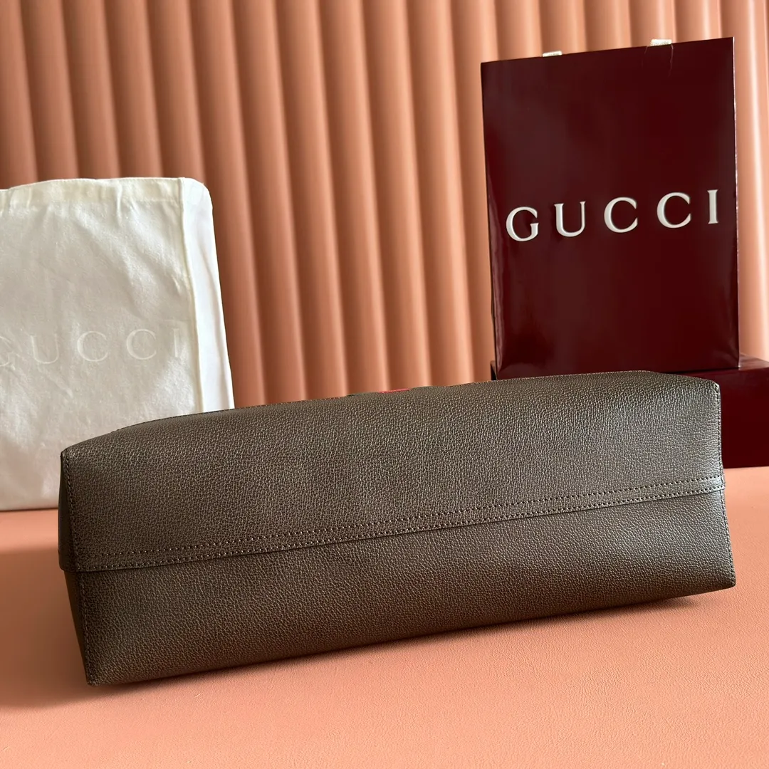 p1120. 💋💋💋G Home👉New style. The market's top exclusive goods control, special/counter quality 💯Using imported cowhide, original hardware! Exquisite workmanship. 💯Exclusive physical photos📷👉The quality can be seen in the picture👄👄😘😘. Style number: 547947. Dimensions: width 44*height 33*side width 15. Color: brown/brown pvc.