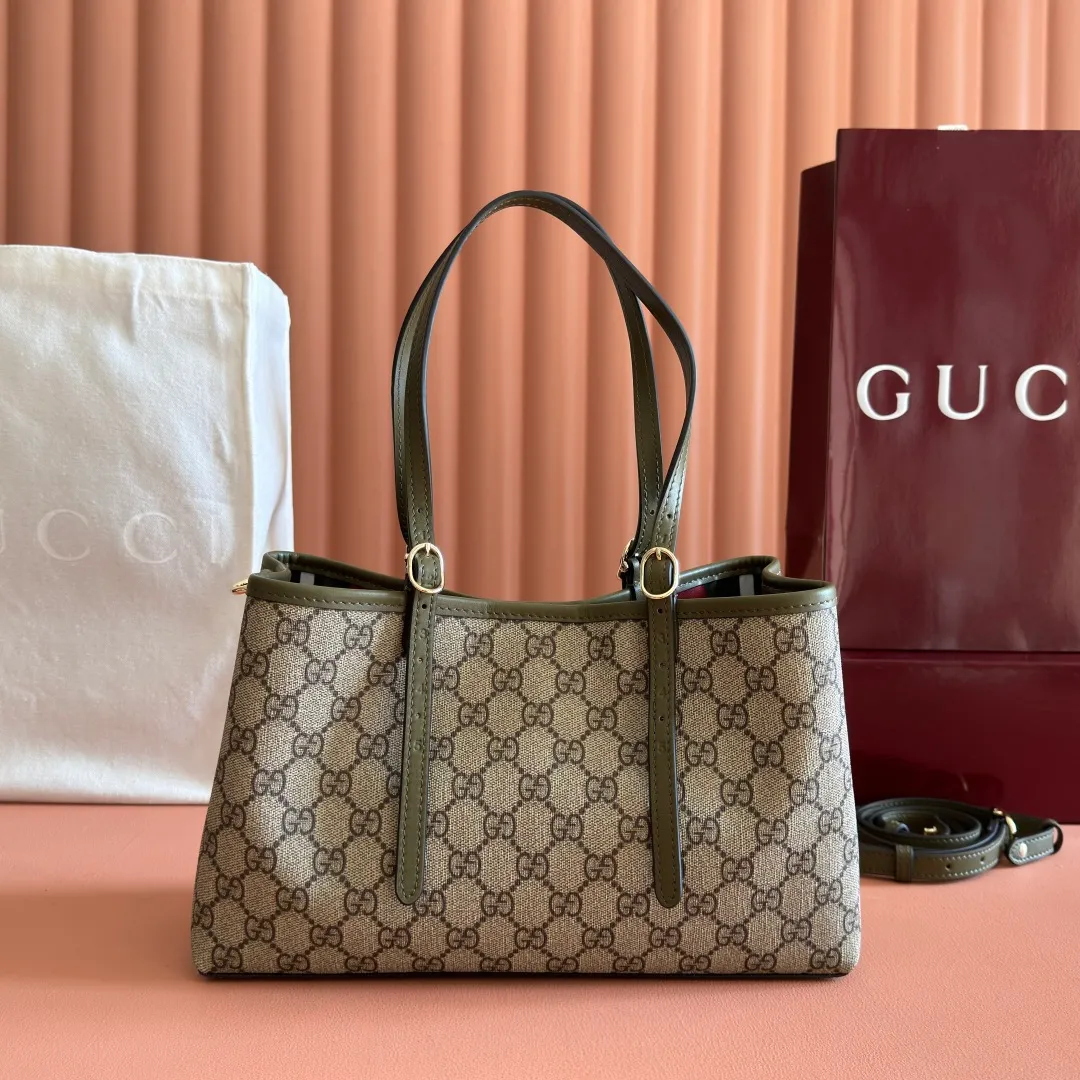 p960. 💋💋💋Original leather configuration with full counter packaging [New product] GG Emblem series reinterprets the brand's timeless elegance and exquisite craftsmanship. Crafted in light pink, this small tote bag features adjustable handles with eyelets for an elegant look inspired by the equestrian world. Black GG Monogram coated fabric Black leather trim Light gold tone hardware Webbing cotton lining Additional D-ring for hanging removable items Adjustable handle with numbered eyelets; Height 18cm - 28cm Interior: 2 compartments and 1 central zippered compartment Adjustable leather shoulder strap (H 51.5cm - 57cm); length adjustable between 104cm and 114cm Magnetic snap closure Model: 815214. Dimensions: 30cm (width) x 18cm (height) x 11cm (depth) Weight: about 0.8kg Color: green/original leather. Made in Italy