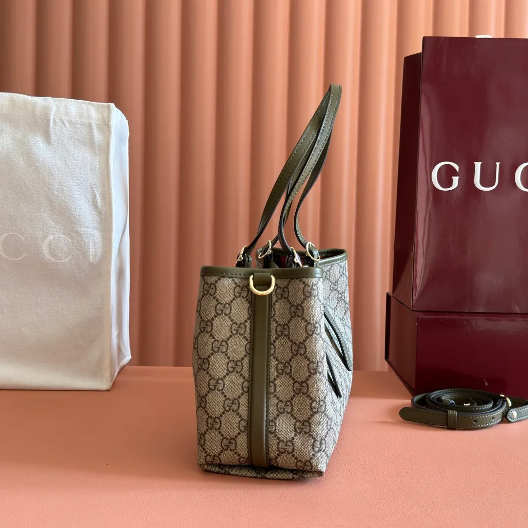 p960. 💋💋💋Original leather configuration with full counter packaging [New product] GG Emblem series reinterprets the brand's timeless elegance and exquisite craftsmanship. Crafted in light pink, this small tote bag features adjustable handles with eyelets for an elegant look inspired by the equestrian world. Black GG Monogram coated fabric Black leather trim Light gold tone hardware Webbing cotton lining Additional D-ring for hanging removable items Adjustable handle with numbered eyelets; Height 18cm - 28cm Interior: 2 compartments and 1 central zippered compartment Adjustable leather shoulder strap (H 51.5cm - 57cm); length adjustable between 104cm and 114cm Magnetic snap closure Model: 815214. Dimensions: 30cm (width) x 18cm (height) x 11cm (depth) Weight: about 0.8kg Color: green/original leather. Made in Italy