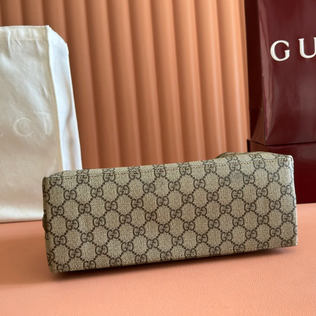 p960. 💋💋💋Original leather configuration with full counter packaging [New product] GG Emblem series reinterprets the brand's timeless elegance and exquisite craftsmanship. Crafted in light pink, this small tote bag features adjustable handles with eyelets for an elegant look inspired by the equestrian world. Black GG Monogram coated fabric Black leather trim Light gold tone hardware Webbing cotton lining Additional D-ring for hanging removable items Adjustable handle with numbered eyelets; Height 18cm - 28cm Interior: 2 compartments and 1 central zippered compartment Adjustable leather shoulder strap (H 51.5cm - 57cm); length adjustable between 104cm and 114cm Magnetic snap closure Model: 815214. Dimensions: 30cm (width) x 18cm (height) x 11cm (depth) Weight: about 0.8kg Color: green/original leather. Made in Italy