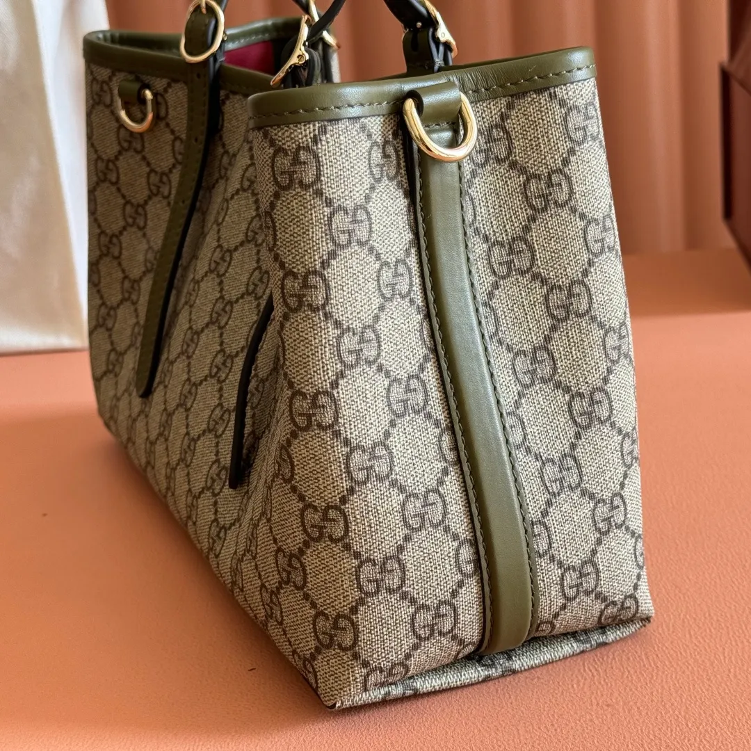 p960. 💋💋💋Original leather configuration with full counter packaging [New product] GG Emblem series reinterprets the brand's timeless elegance and exquisite craftsmanship. Crafted in light pink, this small tote bag features adjustable handles with eyelets for an elegant look inspired by the equestrian world. Black GG Monogram coated fabric Black leather trim Light gold tone hardware Webbing cotton lining Additional D-ring for hanging removable items Adjustable handle with numbered eyelets; Height 18cm - 28cm Interior: 2 compartments and 1 central zippered compartment Adjustable leather shoulder strap (H 51.5cm - 57cm); length adjustable between 104cm and 114cm Magnetic snap closure Model: 815214. Dimensions: 30cm (width) x 18cm (height) x 11cm (depth) Weight: about 0.8kg Color: green/original leather. Made in Italy