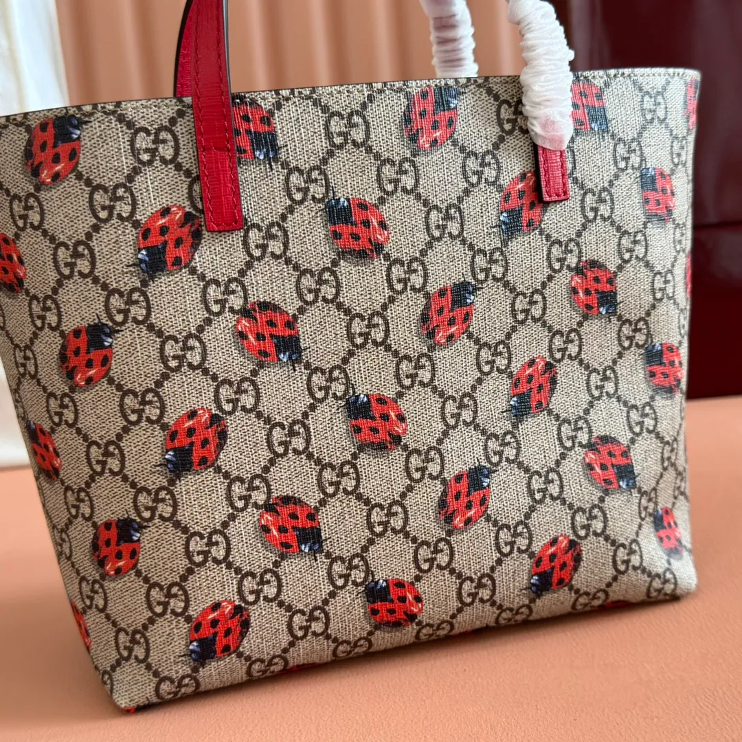p540💋💋💋【With full set of original counter packaging】 It’s time to buy a children’s bag to look cute! Most of the people who buy this children's bag are adults, who still have children at heart. However, this bag is really good, very practical, and has a large capacity... If you use it well, you can even leave it for your daughter. It has a high rate of return for both adults and children. Model: 410812 Size: 21*20*10cm. Color: Black/Beetle.